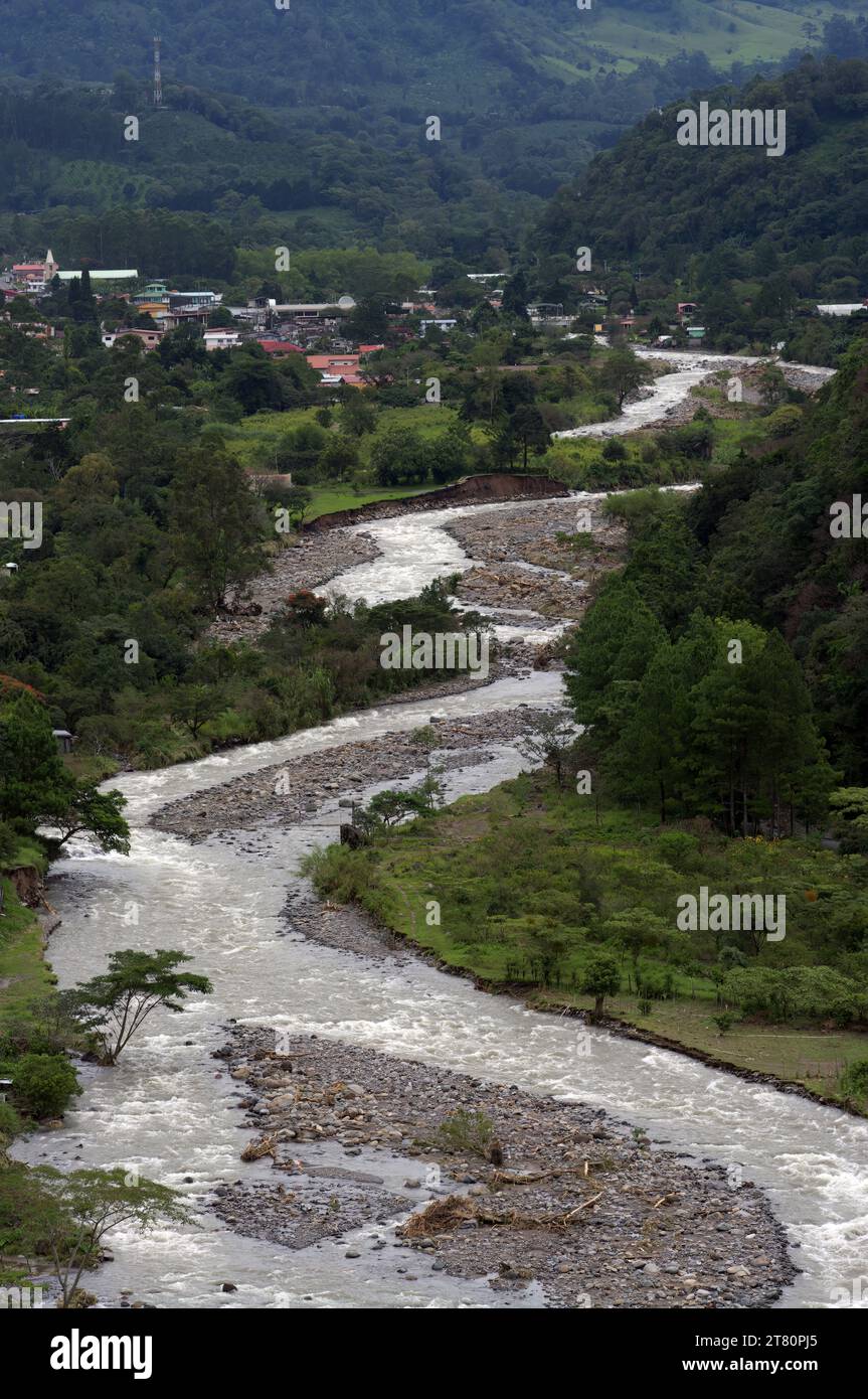 Caldera River in der Stadt Boquete in Panama während der Regenzeit gezeigt. Stockfoto