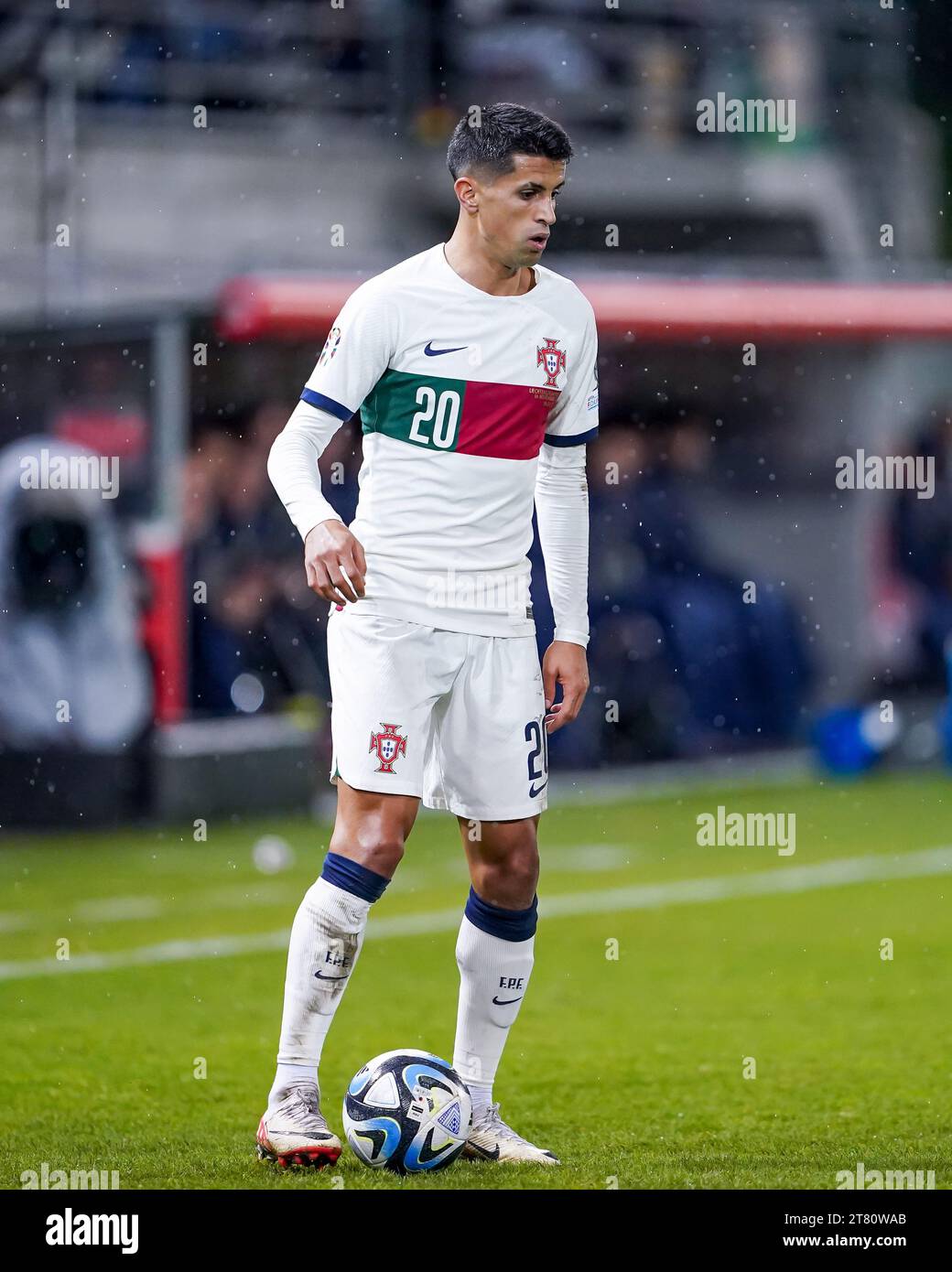 Vaduz, Liechtenstein. November 2023. Vaduz, Liechtenstein, 16. November 2023: Joao Cancelo (20 Portugal) während des Fußballspiels der UEFA Europa-Qualifikation zwischen Liechtenstein und Portugal im Rheinpark Stadion in Vaduz, Liechtenstein. (Daniela Porcelli/SPP) Credit: SPP Sport Press Photo. /Alamy Live News Stockfoto