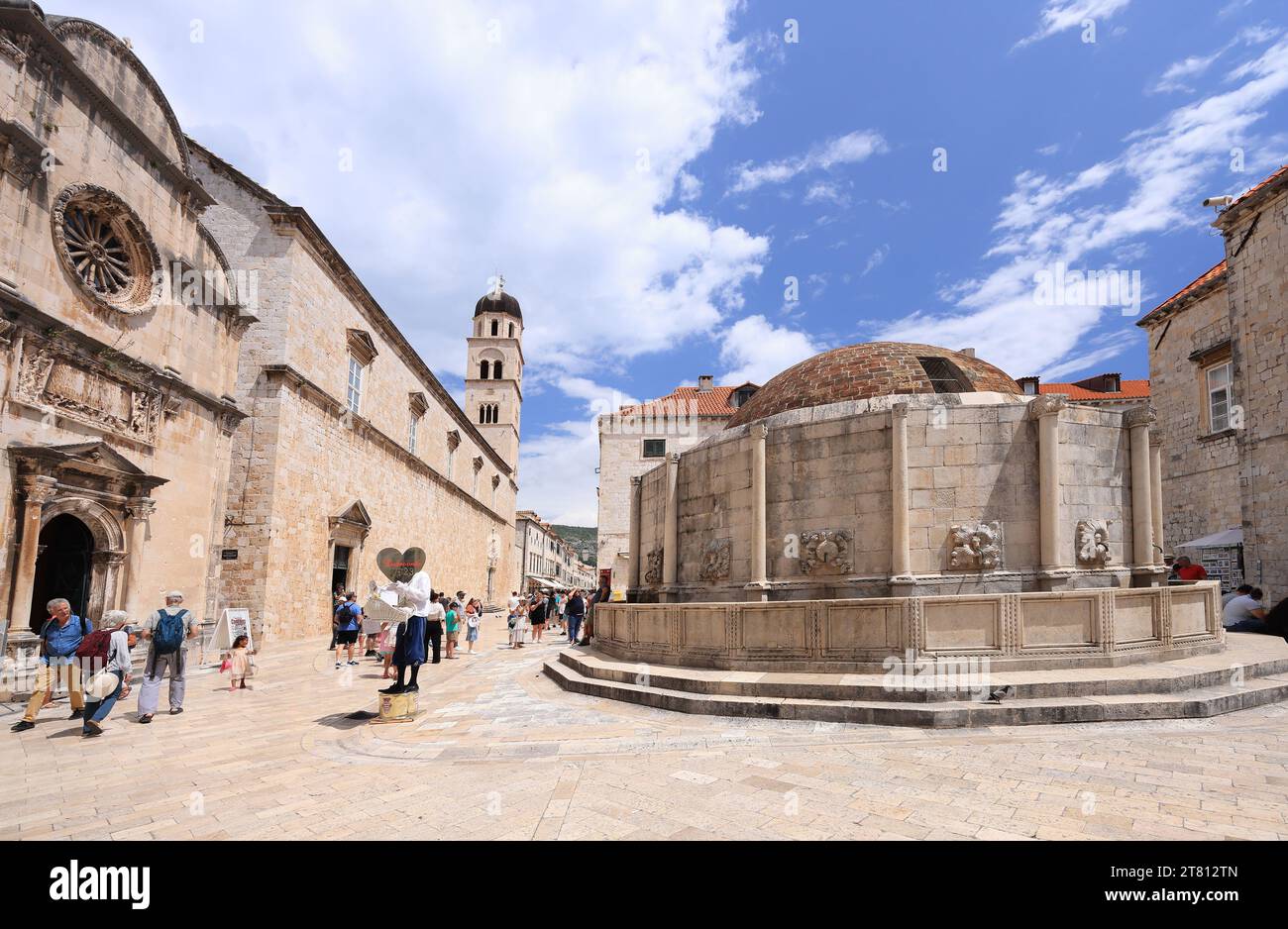 Touristen laufen auf der alten Stradun Straße in der Altstadt von Dubrovnik Stockfoto