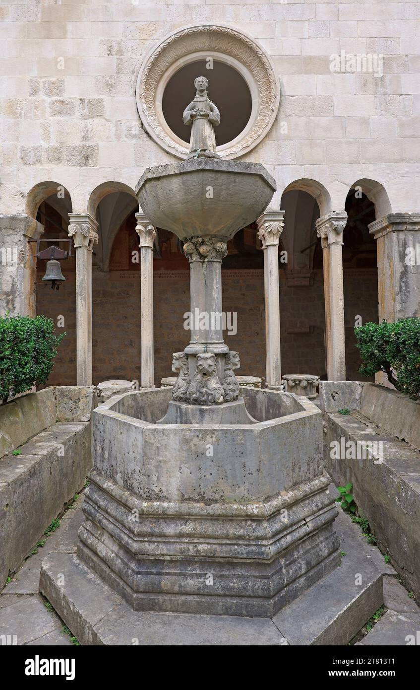 Der dekorative Brunnen, Säulen und Bögen des Franziskanerklosters aus dem 13. Jahrhundert in Dubrovnik, Kroatien Stockfoto