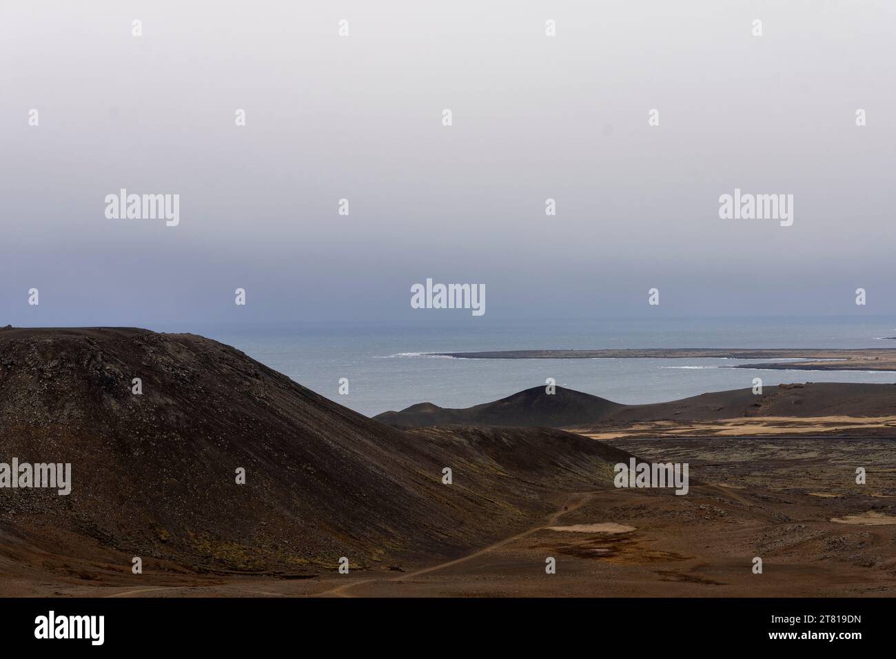 Blick auf den Atlantischen Ozean von der Fagradalsfjall Wanderstraße im Südwesten Islands Reykjanes Halbinsel Stockfoto