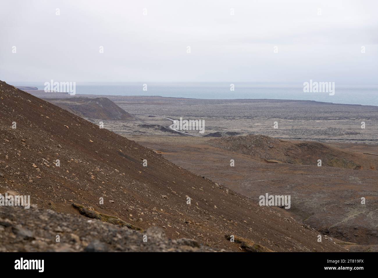 Blick auf den Atlantischen Ozean von der Fagradalsfjall Wanderstraße im Südwesten Islands Reykjanes Halbinsel Stockfoto
