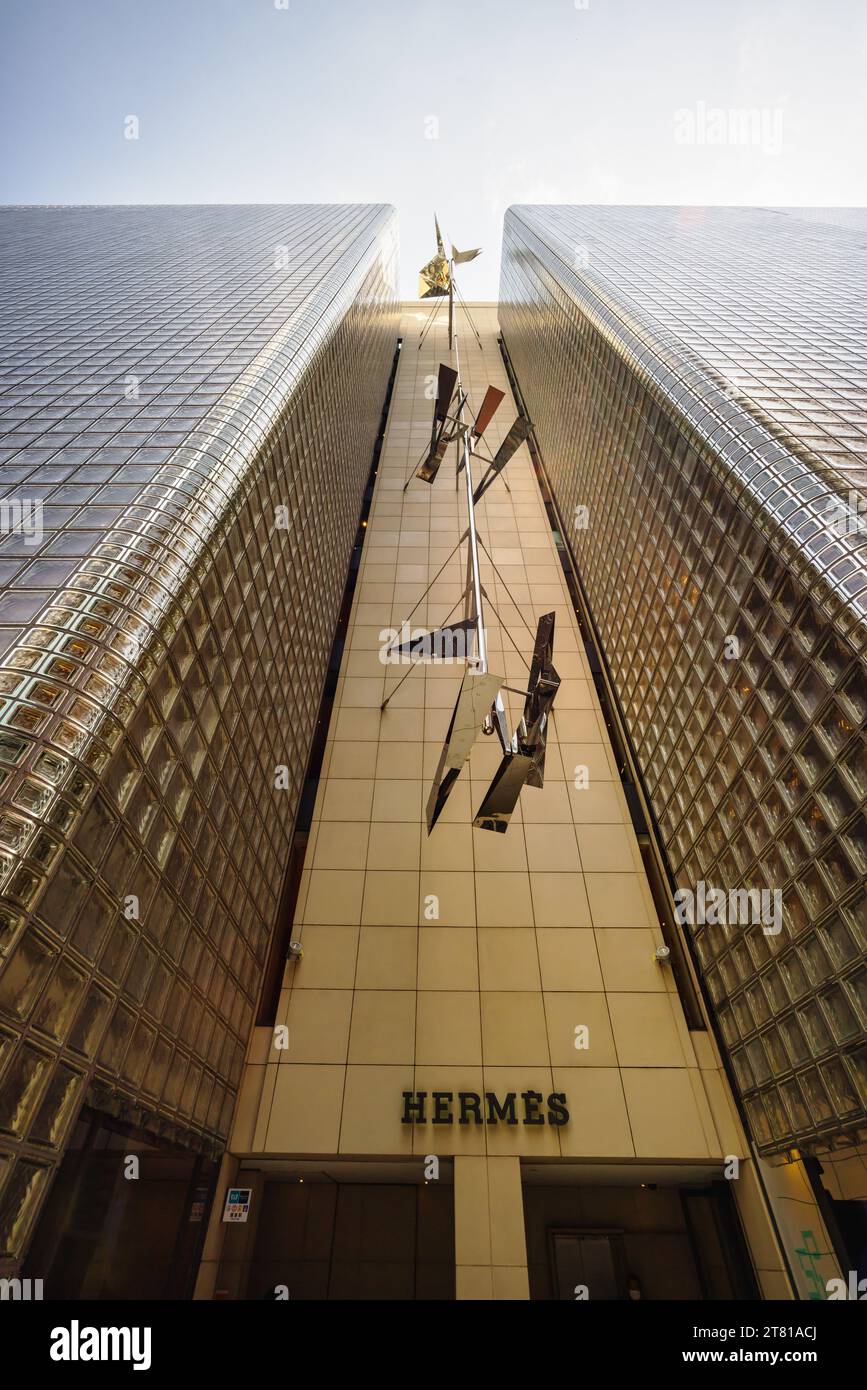 Tokio, Japan - 12. April 2023: Maison Hermes Tokyo in Ginza, Chuo City, Tokio. Sie wurde zwischen 1998 und 2001 erbaut und von Renzo Piano entworfen Stockfoto