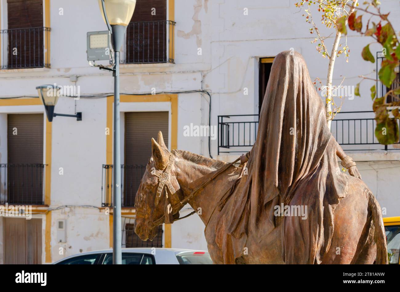 SERON, SPANIEN - 5. NOVEMBER 2023 Ein Bronzemonument namens die Braut von Seron, das eine Braut auf einem Pferd darstellt, das sie nach Baza bringen sollte Stockfoto