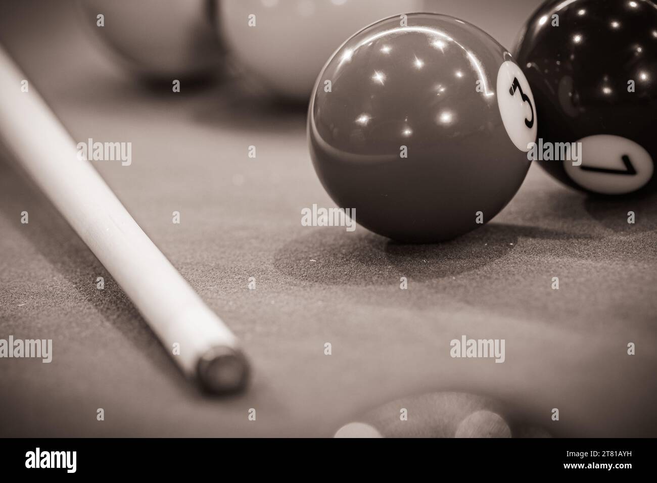 Billardtisch mit bunten Billardbälle, bereit für ein aufregendes Spiel mit Queuessport. Schwarzweißbild Stockfoto