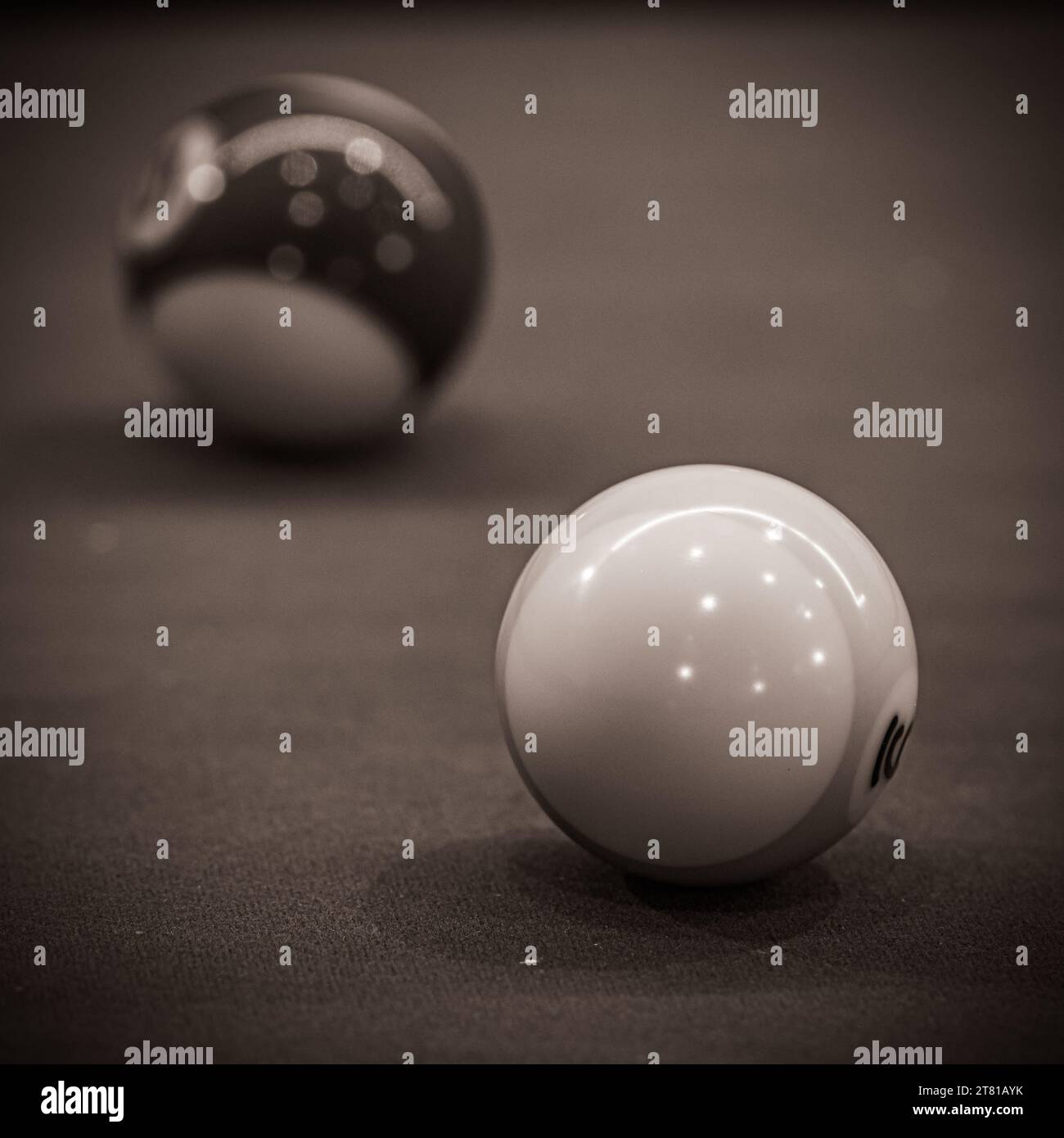 Die eindrucksvolle Komposition eines Billardtisches zeigt den Reiz und die Strategie des Billardspiels. Schwarzweißbild Stockfoto