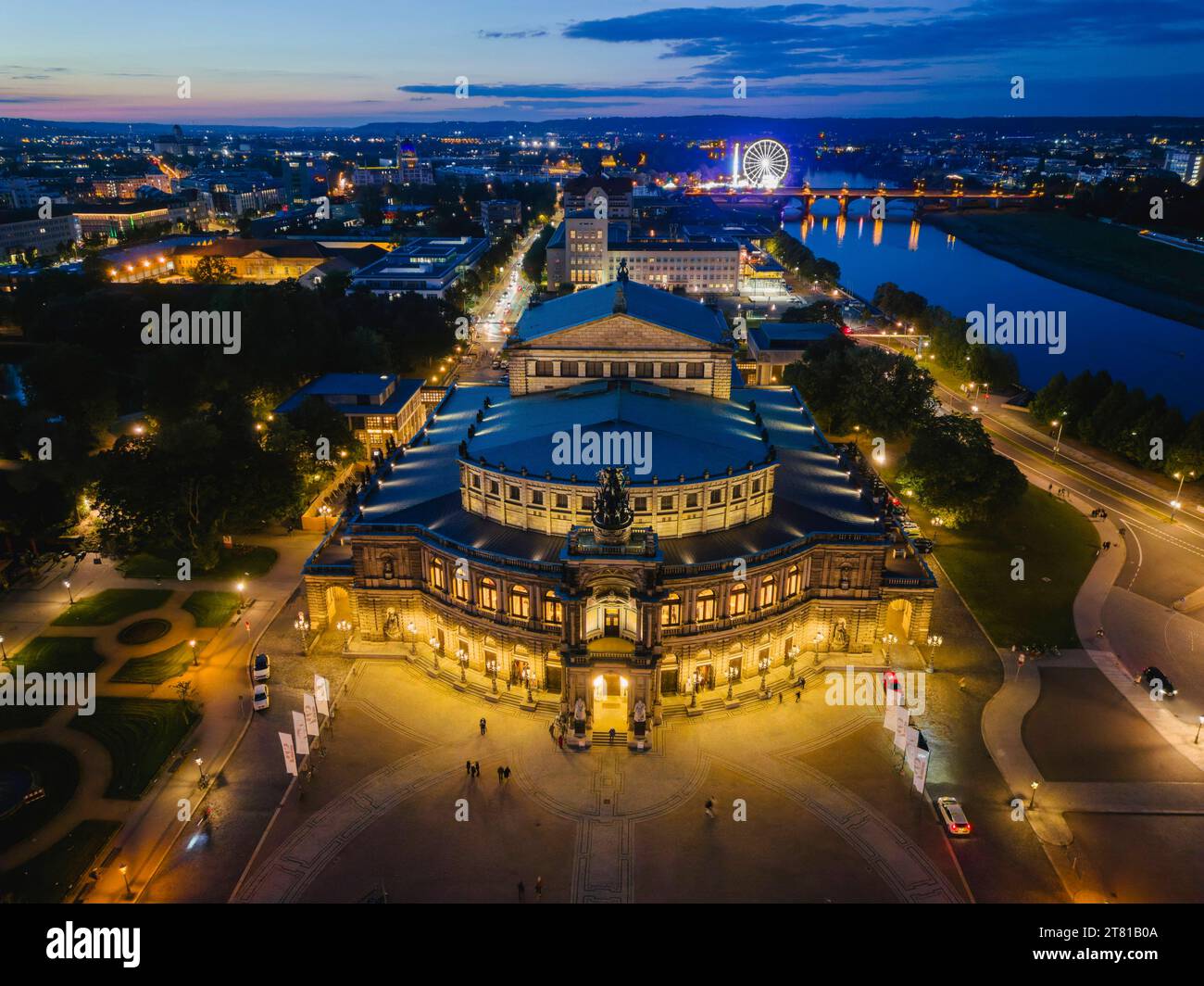 Dresden Altstadt Luftbild historisches Stadtzentrum von Dresden, Semperoper am Theaterplatz. Dresden Sachsen Deutschland *** Dresdner Altstadt aus der Vogelperspektive historisches Stadtzentrum von Dresden, Semperoper am Theaterplatz Dresden Sachsen Deutschland Dresden23_0860 Credit: Imago/Alamy Live News Stockfoto