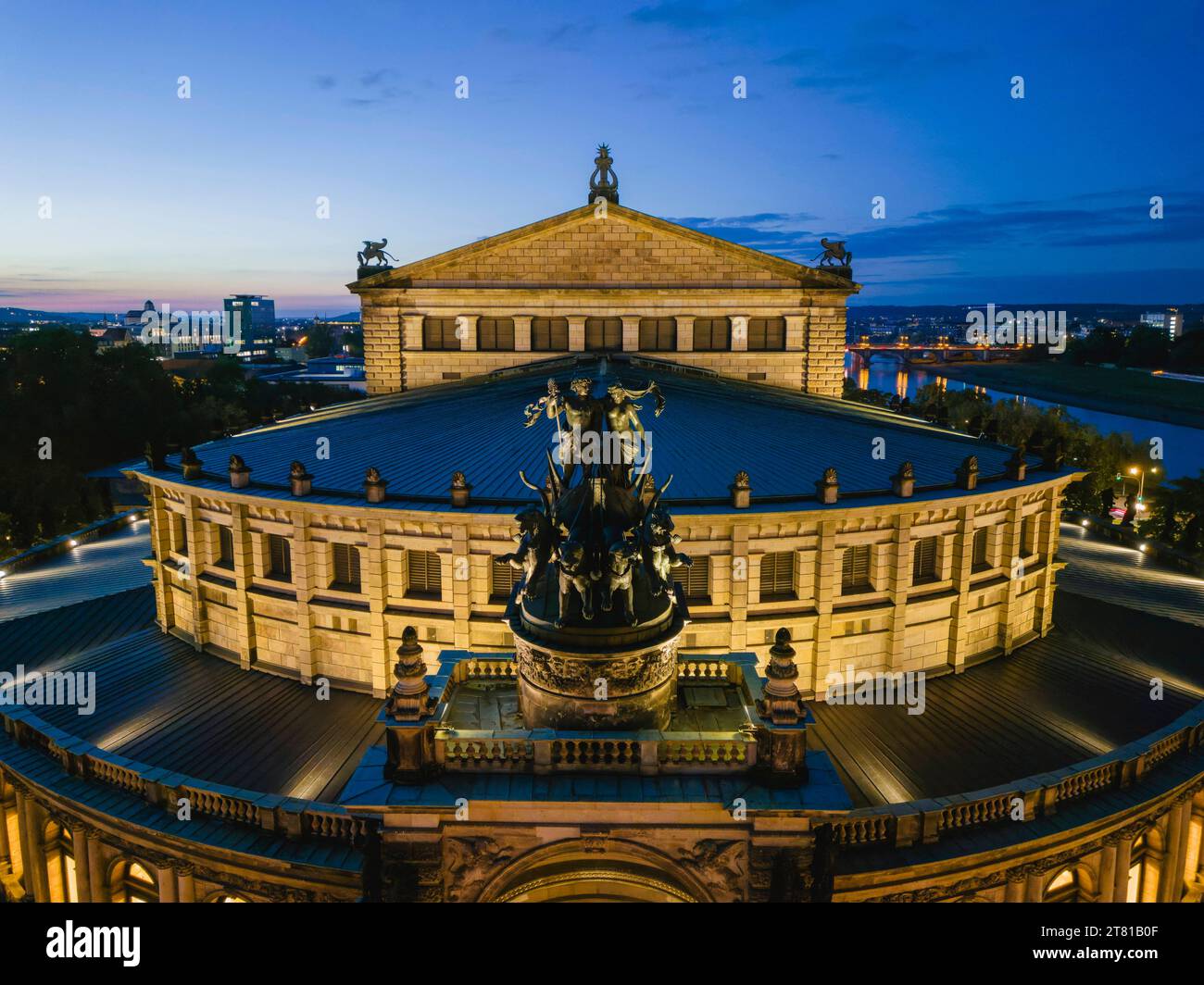 Dresden Altstadt Luftbild historisches Stadtzentrum von Dresden, Semperoper am Theaterplatz. Dresden Sachsen Deutschland *** Dresdner Altstadt aus der Vogelperspektive historisches Stadtzentrum von Dresden, Semperoper am Theaterplatz Dresden Sachsen Deutschland Dresden23_0870 Credit: Imago/Alamy Live News Stockfoto