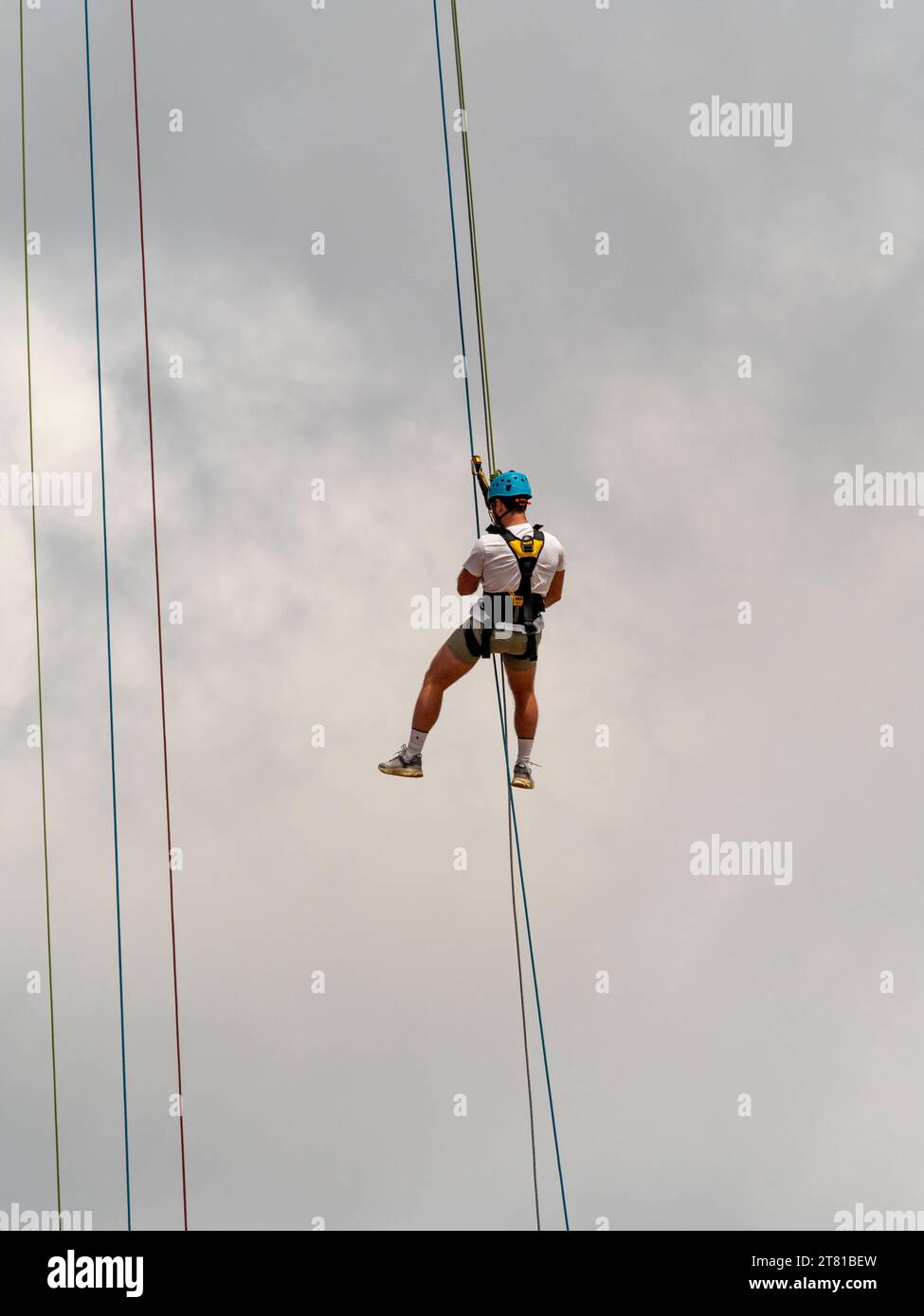 Person, die sich vom Gipfel des ArcelorMittal Orbit im Queen Elizabeth Olympic Park, Stratford, London, Großbritannien, abseilt. Stockfoto