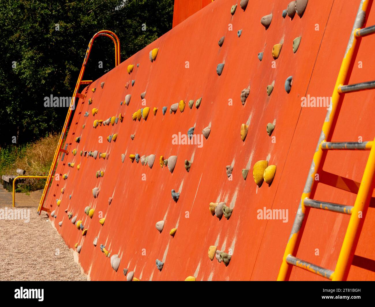 Kletterwand im Queen Elizabeth Olympic Park, Stratford, London, Großbritannien. Stockfoto