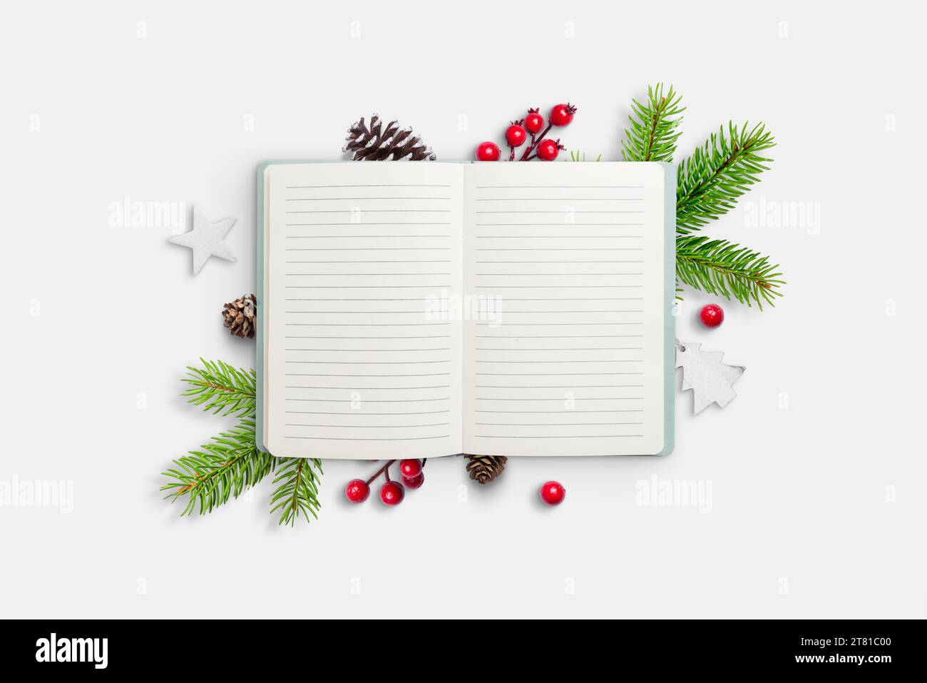 Leeres Notizbuch mit Textraum. Festliche Weihnachtsdekoration im Hintergrund. Kopieren Sie Platz für Feiertagsgrüße oder -Nachrichten Stockfoto
