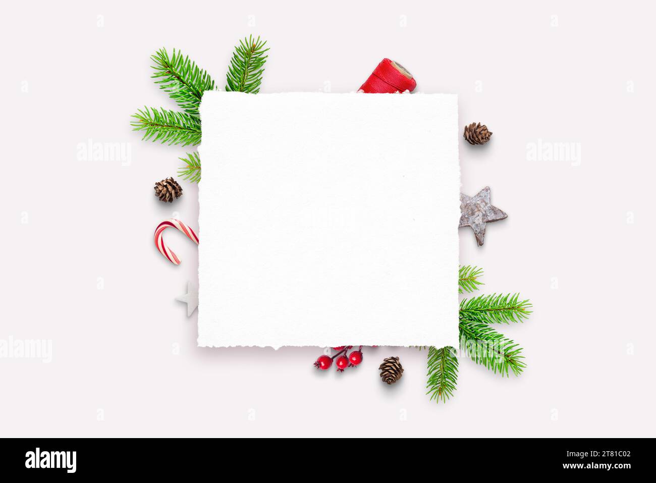 Leeres Papierblatt mit Kopierraum. Festliche Weihnachtsdekoration im Hintergrund. Ideal für Weihnachtsbotschaften und festliche Designs Stockfoto