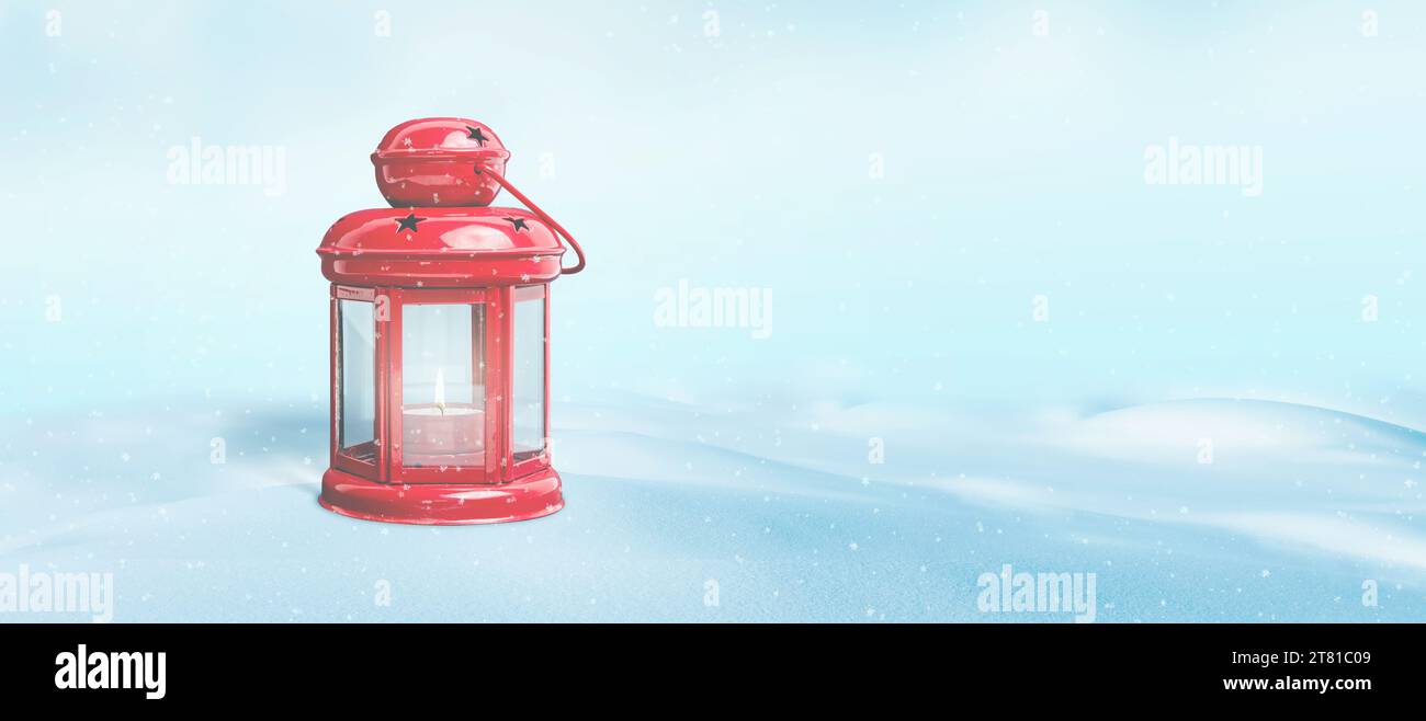 Rote Laterne in verschneite Szene mit Kopierraum, umgeben von Schneeflocken. Genießen Sie die ruhige Schönheit eines kalten Wintertages Stockfoto