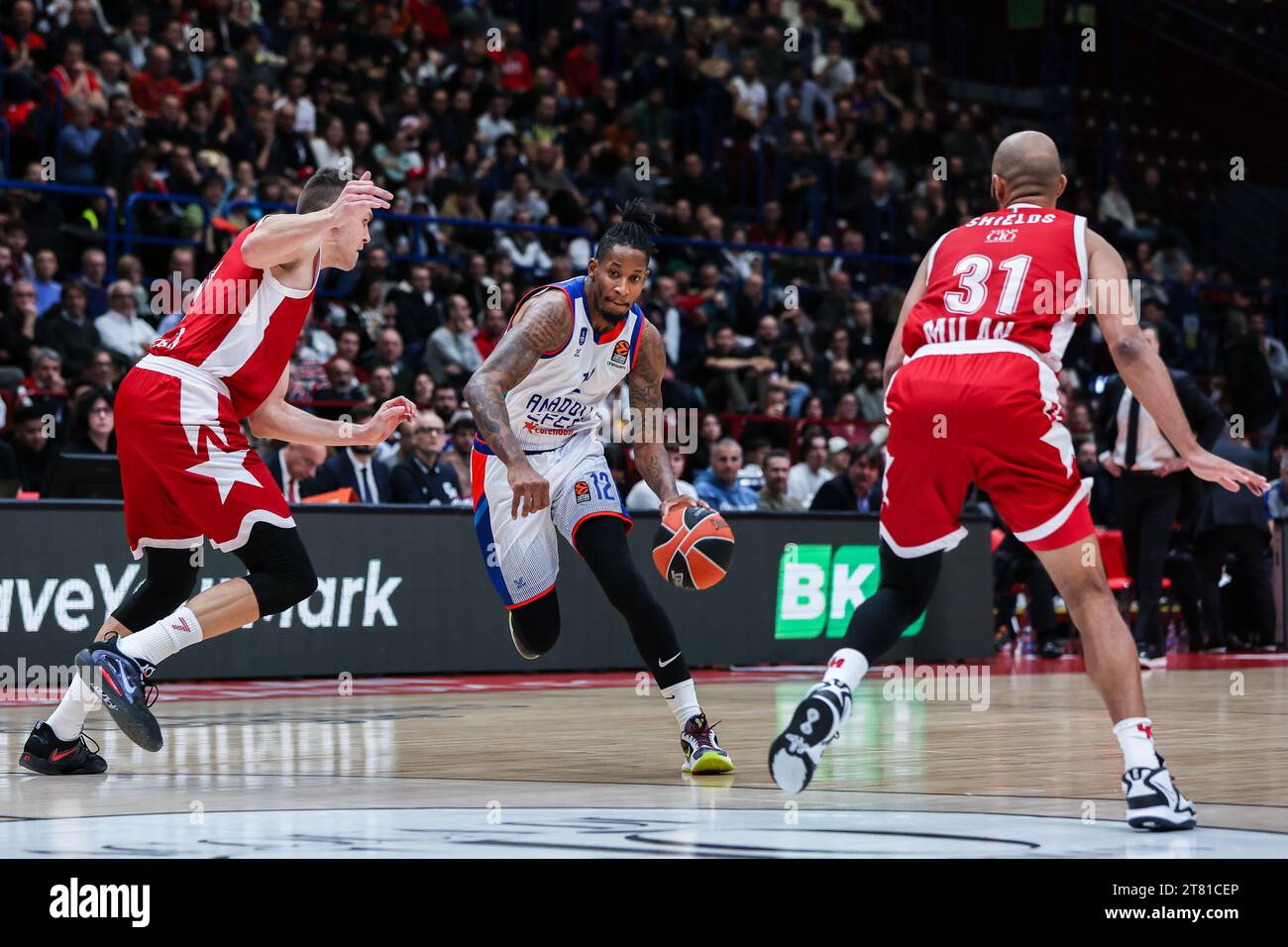 Mailand, Italien. November 2023. Will Clyburn #12 von Anadolu Efes Istanbul (C) Shavon Shields #31 von EA7 Emporio Armani Milan (R) und Johannes Voigtmann #77 von EA7 Emporio Armani Milan (L) in Aktion während des regulären Saisonspiels der Turkish Airlines EuroLeague Runde 9 zwischen EA7 Emporio Armani Milan und Anadolu Efes Istanbul im Mediolanum Forum. Endergebnis; EA7 Mailand 92:76 Efes. (Foto: Fabrizio Carabelli/SOPA Images/SIPA USA) Credit: SIPA USA/Alamy Live News Stockfoto