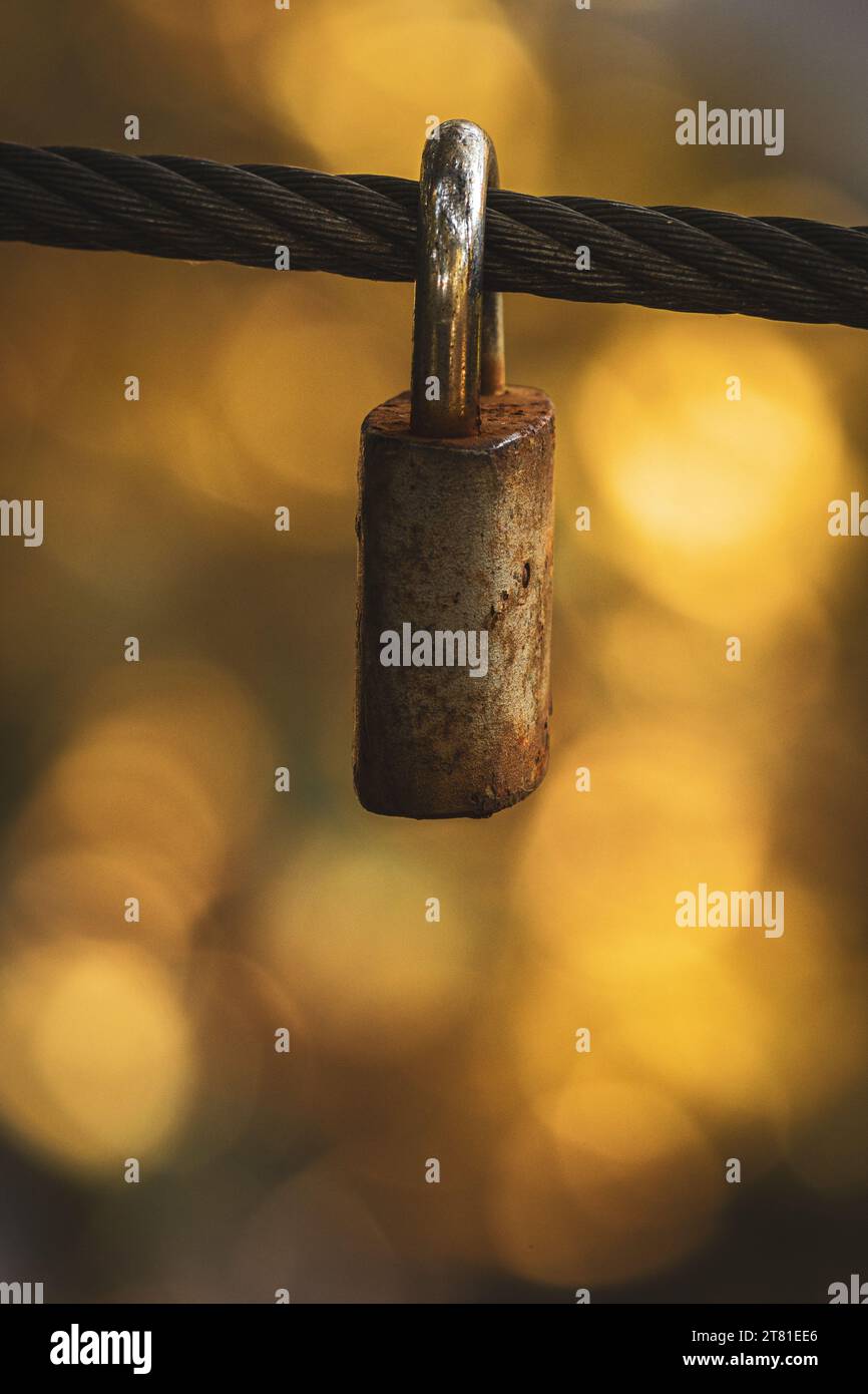 Love Locks, in einem Park, einem öffentlichen Zoo, am Fluss in Orizaba, Mexiko, 2022 Stockfoto