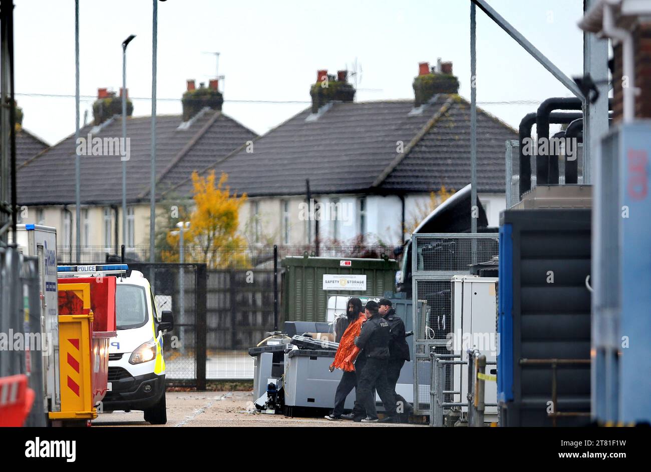 Southampton, Hampshire, Großbritannien. November 2023. Ein Aktivist wird während der Demonstration verhaftet. Palästina-Aktion besetzt das Dach der italienischen Rüstungsindustrie, der Riese Leonardo in seiner Fabrik in Southampton. Leonardo beliefert Israel mit Kampfjets und Waffen, die derzeit im Gazastreifen eingesetzt werden. Palestine Action verlangt, dass Waffenunternehmen, die Waffen für Israel bereitstellen, dauerhaft geschlossen werden. Sie haben angekündigt, dass Unternehmen, die Waffen an die israelischen Streitkräfte verkaufen, und ihre Partnerunternehmen mit direkten Maßnahmen ins Visier genommen werden. Diese Aktionen sollen einen hohen Stellenwert haben Stockfoto