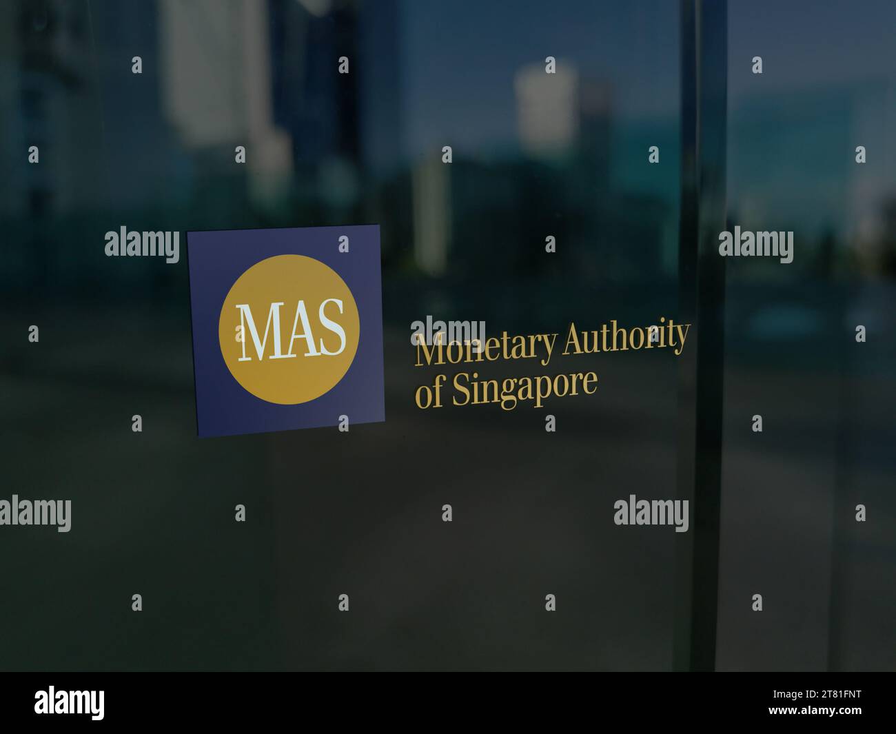 Das Logo der MAS Monetary Authority of Singapour auf dem Verwaltungsschreibtisch. Stockfoto