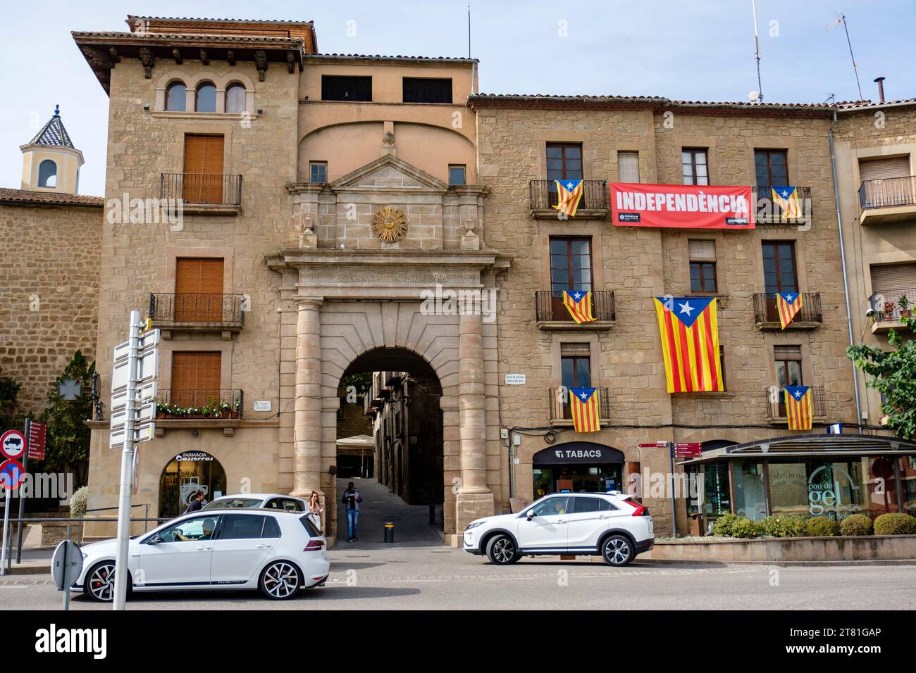 Katalanische estelada inoffizielle Sternenflaggen und Unabhängigkeitsbanner hängen in einem Gebäude in der Stadt Solsona, Katalonien, Spanien Stockfoto