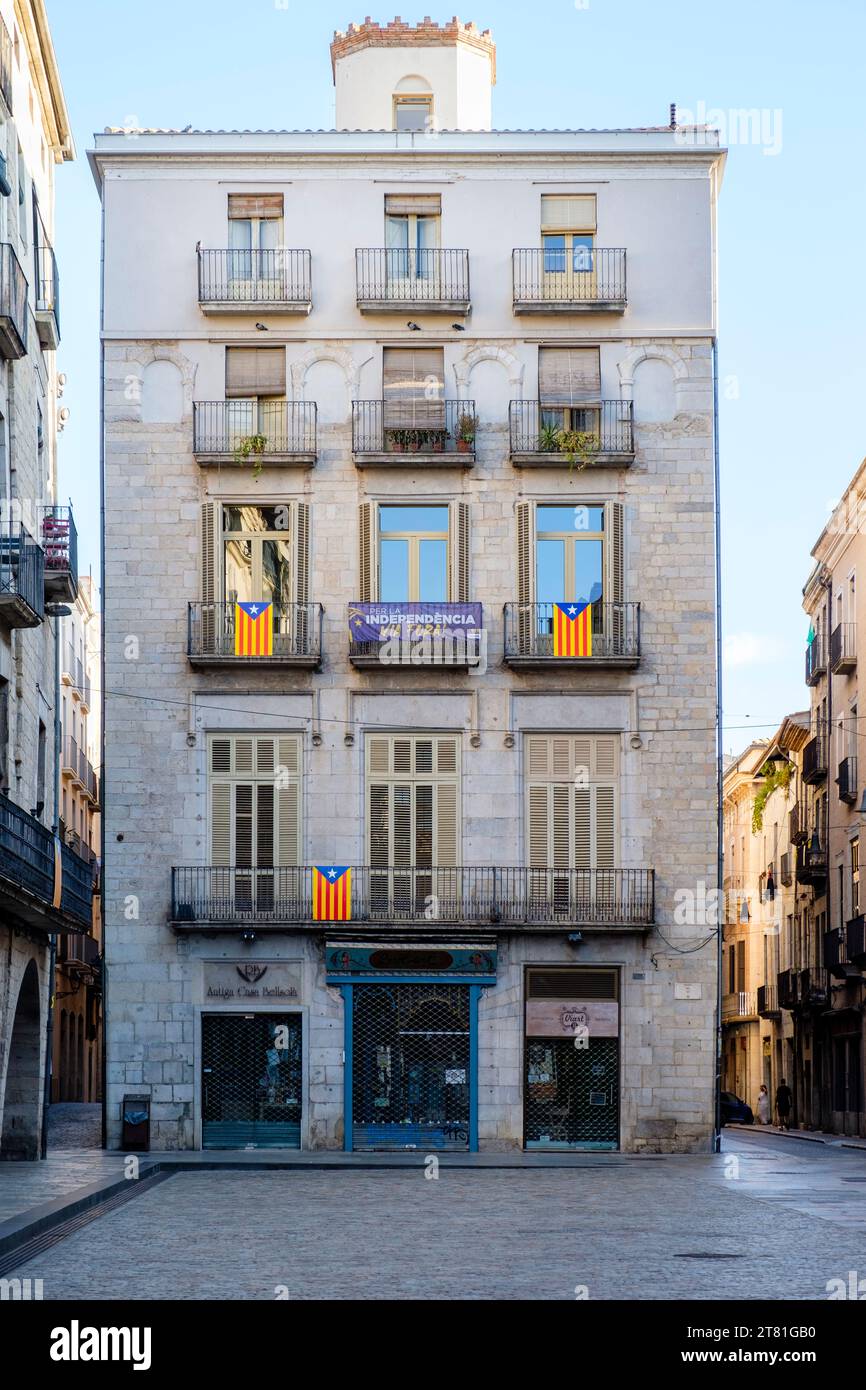 Antiga Casa Bellsolà, katalanisches Unabhängigkeitsbanner, Eelada-Fahnen hängen draußen, Girona, Katalonien, Spanien Stockfoto