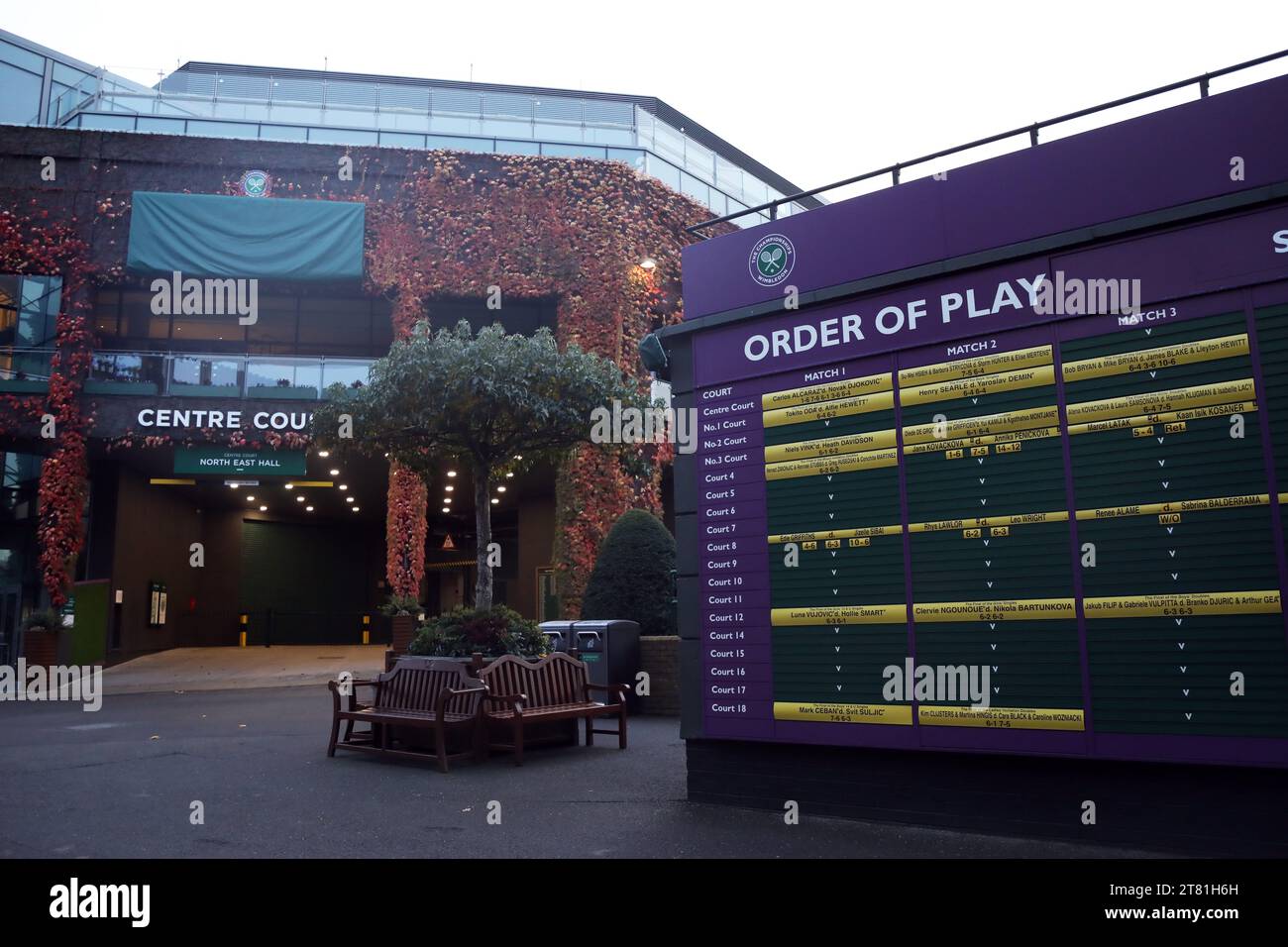Wimbledon, Großbritannien – 17. November 2023: Blick in Richtung Centre Court in Wimbledon, mit dem Order of Play Board Stockfoto