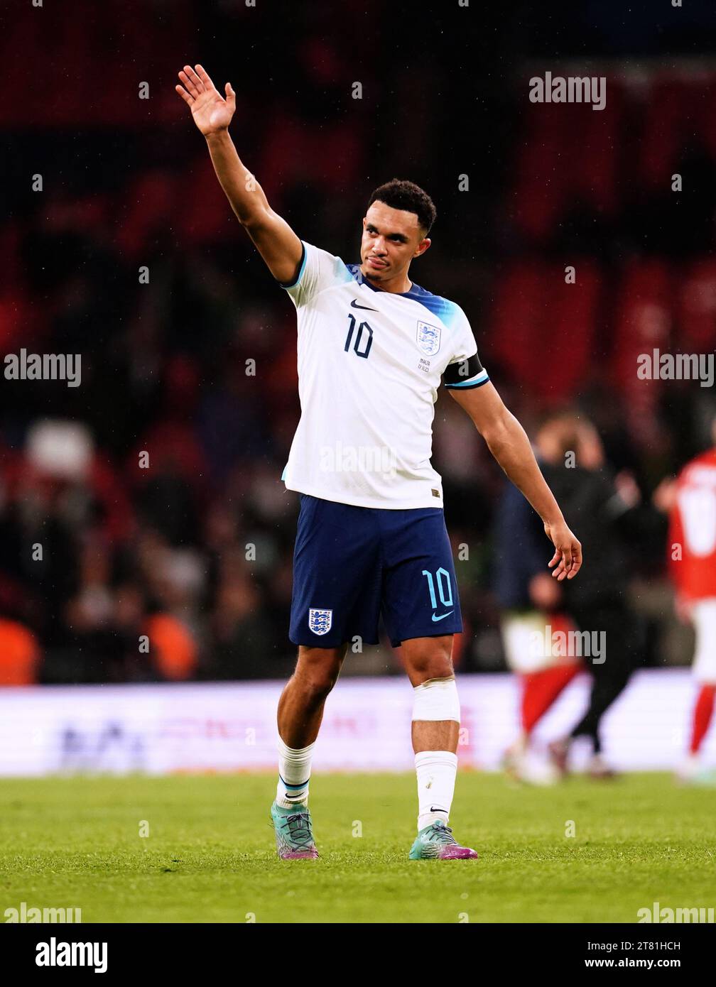 Englands Trent AlexanderArnold winkt den Fans am Ende des