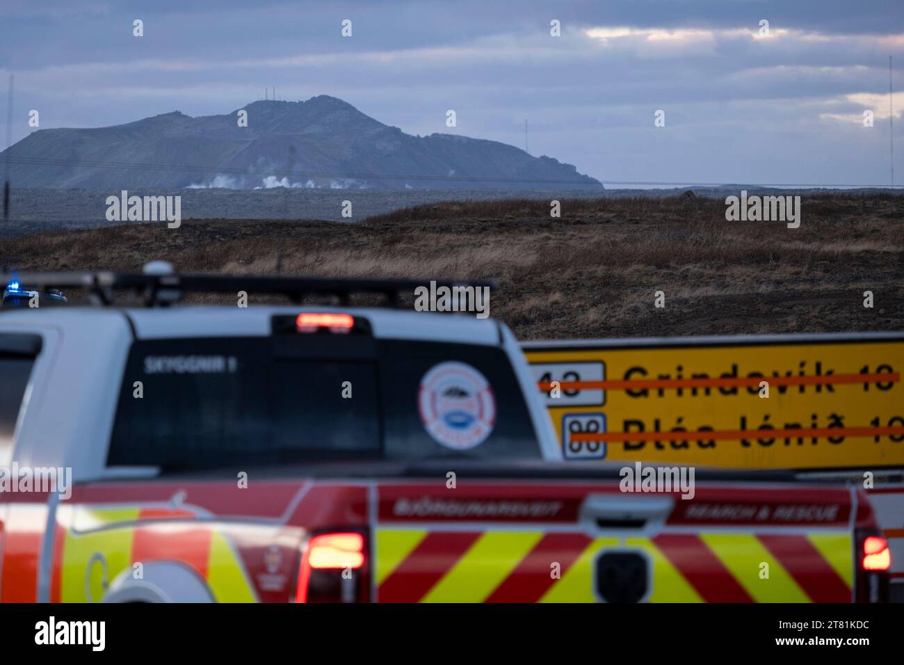 Island. November 2023. Spezialfahrzeuge für Notfallteams auf dem Weg nach Grindavik. Das Magma nähert sich weiter der Oberfläche und in den nächsten Tagen wird eine Eruption erwartet. Die isländische Polizei und der Rettungsdienst haben einen Tag organisiert, um einigen der Bewohner von Grindavik zu ermöglichen, nach Hause zu kommen, um einige Sachen zu sammeln. (Foto: Raul Moreno/SOPA Images/SIPA USA) Credit: SIPA USA/Alamy Live News Stockfoto