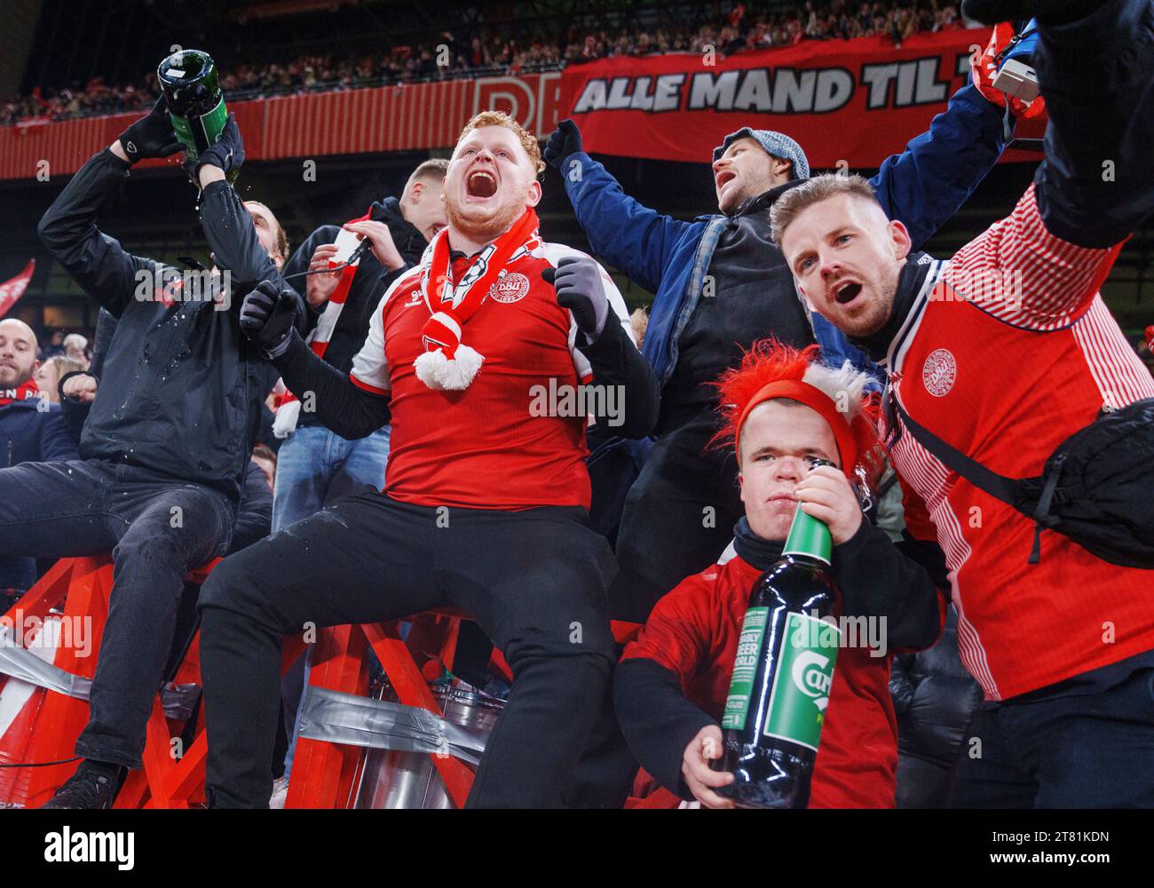 Dänische Fans feiern nach dem Qualifikationsspiel der zweiten Runde der Euro 2024 in der Gruppe H zwischen Dänemark und Slowenien im Parken Stadium in Kopenhagen am 17. November 2023. Dänemark gewann das Spiel 2-1 und qualifizierte sich für die EM 2024. Quelle: Ritzau/Alamy Live News Stockfoto