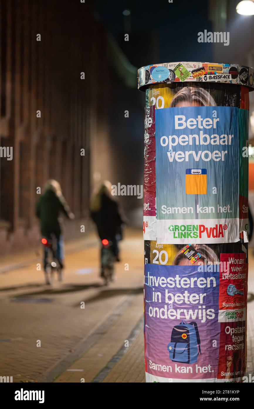 Groningen, Niederlande - 11 17 2023: Öffentliche Kampagne für die Parlamentswahlen in den Niederlanden auf der öffentlichen Straße mit vorbeifahrenden Radfahrern, Plakate auf der Werbung Stockfoto