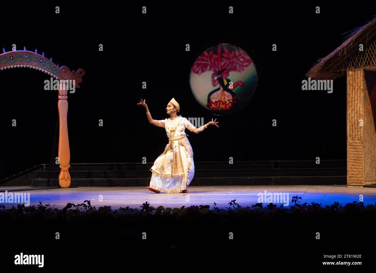 Guwahati, Indien. November 2023. Die Künstlerin führt den Sattriya-Tanz während des Sattriya-Tanzfestivals „Nritya Parva“ von Sangeet Natak Akademi am 17. November 2023 in Guwahati, Assam, Indien auf. Das jährliche Nritya Parva Festival in Guwahati zeigte die großartige Gabe des Sattriya-Tanzes. (Foto: David Talukdar/NurPhoto) Credit: NurPhoto SRL/Alamy Live News Stockfoto