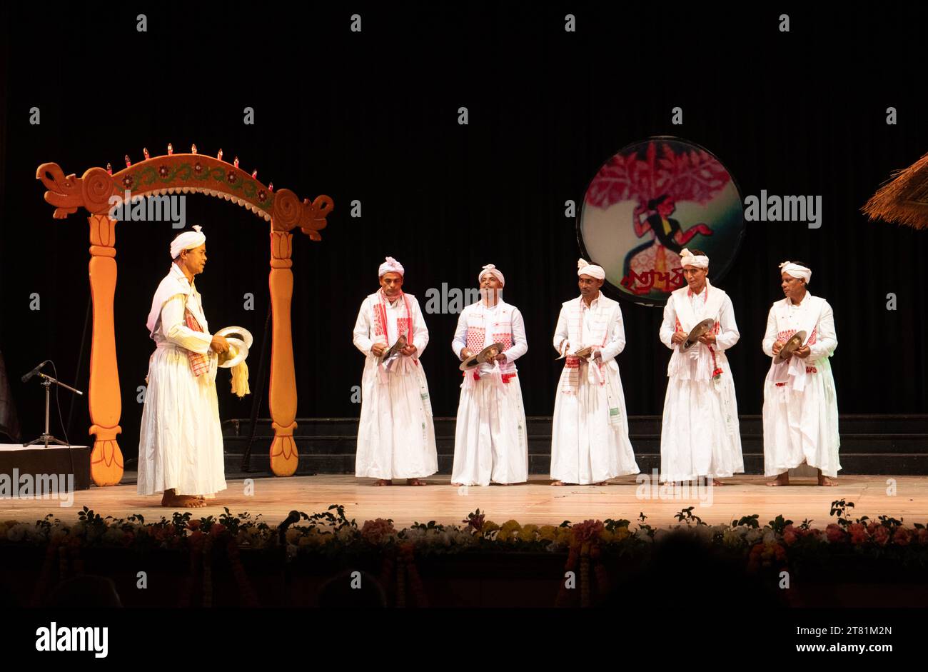 Guwahati, Indien. November 2023. Künstler führen Gayan-Bayan während des Sattriya Dance Festivals „Nritya Parva“ von Sangeet Natak Akademi am 17. November 2023 in Guwahati, Assam, Indien auf. Das jährliche Nritya Parva Festival in Guwahati zeigte die großartige Gabe des Sattriya-Tanzes. (Foto: David Talukdar/NurPhoto) Credit: NurPhoto SRL/Alamy Live News Stockfoto