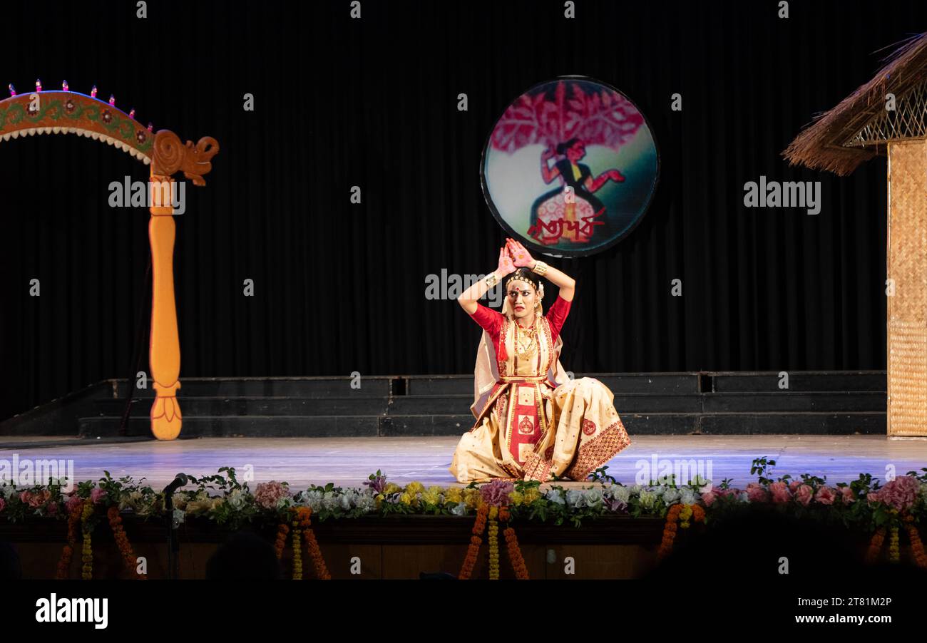 Guwahati, Indien. November 2023. Die Künstlerin führt den Sattriya-Tanz während des Sattriya-Tanzfestivals „Nritya Parva“ von Sangeet Natak Akademi am 17. November 2023 in Guwahati, Assam, Indien auf. Das jährliche Nritya Parva Festival in Guwahati zeigte die großartige Gabe des Sattriya-Tanzes. (Foto: David Talukdar/NurPhoto) Credit: NurPhoto SRL/Alamy Live News Stockfoto