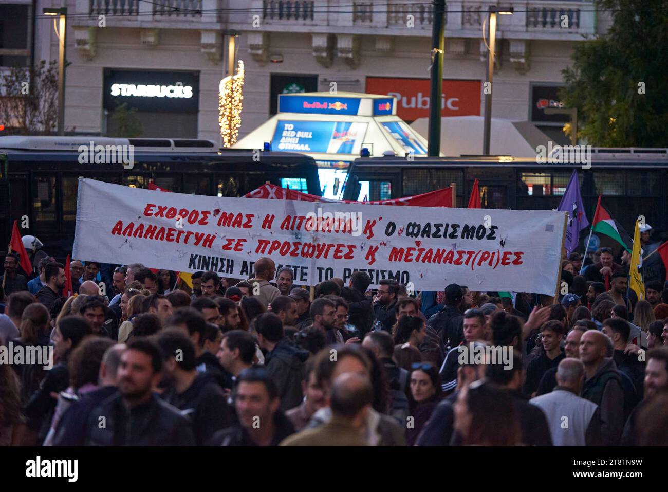 Athen, Griechenland. November 2023. Demonstranten marschieren mit Parolen gegen die staatliche Repression und Israels Angriff auf Gaza. Mehr als 30.000 Menschen gingen anlässlich des 50. Jahrestages des Aufstandes des Polytechnischen Aufstandes gegen die Militärjunta der Obersten in Athen, der von 1967 bis 1974 dauerte, auf die Straße. (Kreditbild: © Nikolas Georgiou/ZUMA Press Wire) NUR REDAKTIONELLE VERWENDUNG! Nicht für kommerzielle ZWECKE! Stockfoto