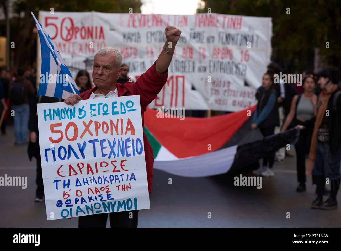 Athen, Griechenland. November 2023. Demonstranten marschieren mit Parolen gegen die staatliche Repression und Israels Angriff auf Gaza. Mehr als 30.000 Menschen gingen anlässlich des 50. Jahrestages des Aufstandes des Polytechnischen Aufstandes gegen die Militärjunta der Obersten in Athen, der von 1967 bis 1974 dauerte, auf die Straße. (Kreditbild: © Nikolas Georgiou/ZUMA Press Wire) NUR REDAKTIONELLE VERWENDUNG! Nicht für kommerzielle ZWECKE! Stockfoto