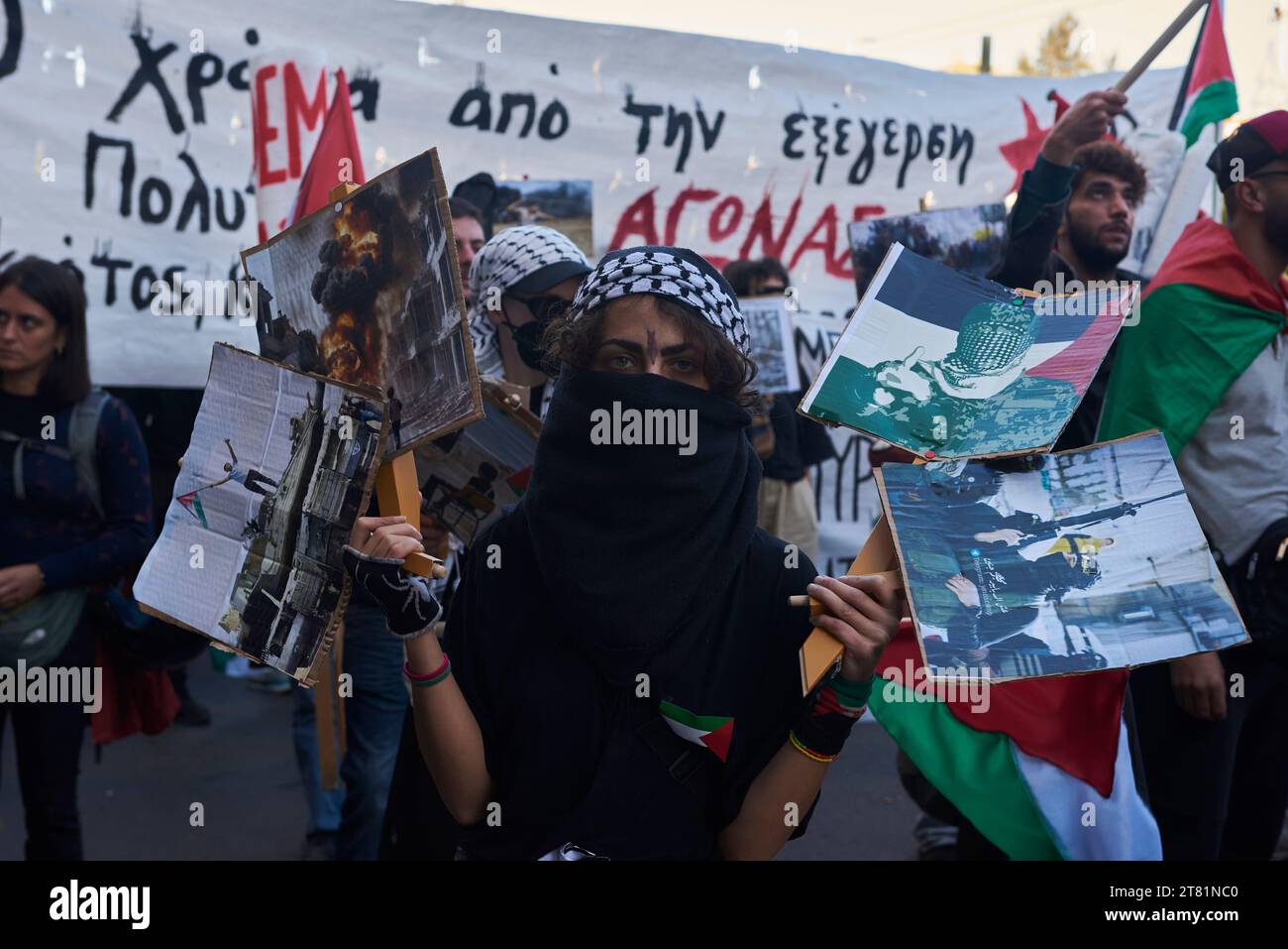 Athen, Griechenland. November 2023. Demonstranten marschieren mit Parolen gegen die staatliche Repression und Israels Angriff auf Gaza. Mehr als 30.000 Menschen gingen anlässlich des 50. Jahrestages des Aufstandes des Polytechnischen Aufstandes gegen die Militärjunta der Obersten in Athen, der von 1967 bis 1974 dauerte, auf die Straße. (Kreditbild: © Nikolas Georgiou/ZUMA Press Wire) NUR REDAKTIONELLE VERWENDUNG! Nicht für kommerzielle ZWECKE! Stockfoto