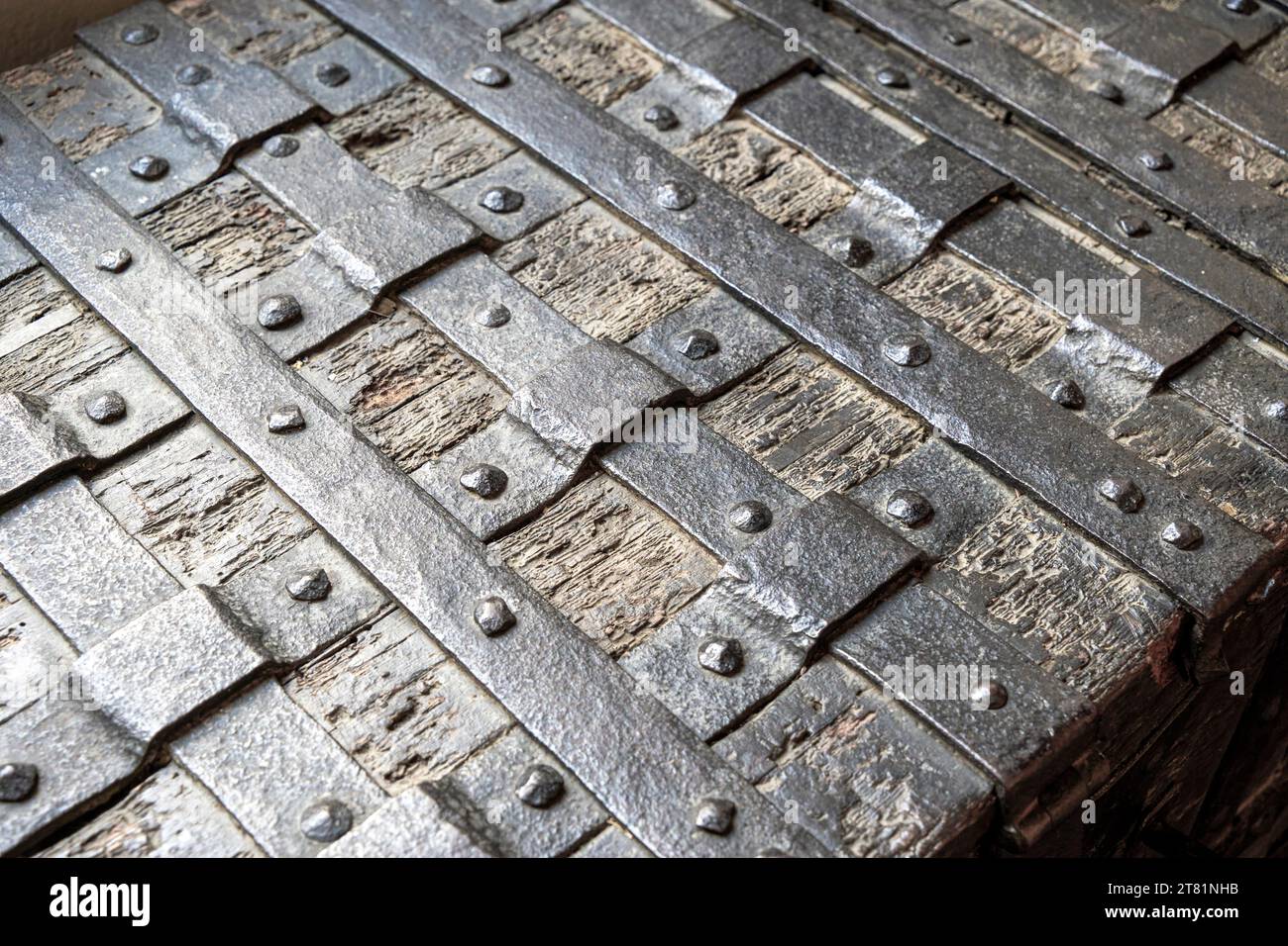 Mittelalterliche Holzkiste mit Eisenbindung und Nieten Stockfoto