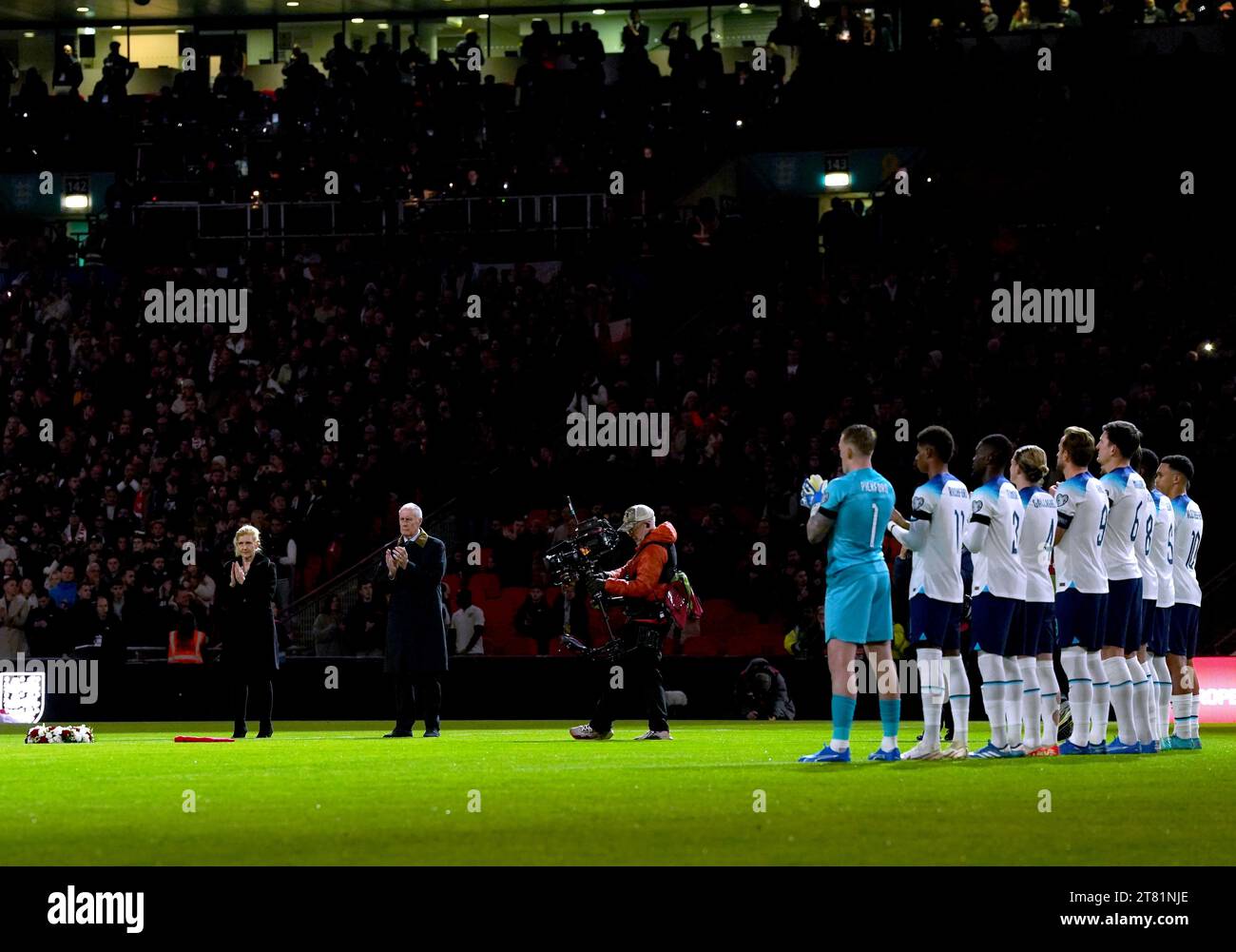 Sir Geoff Hurst, Spieler und Fans nehmen an einem Applaus zum Gedenken an Sir Bobby Charlton Teil, vor dem Qualifikationsspiel der Gruppe C zur UEFA Euro 2024 im Wembley Stadium, London. Bilddatum: Freitag, 17. November 2023. Stockfoto