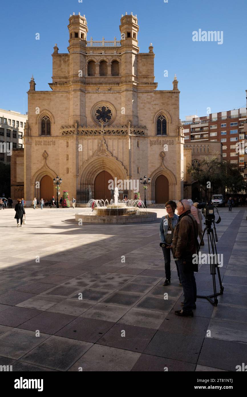 Kameramann und Fernsehreporter auf dem Hauptplatz der Stadt Castellon mit der Ko-Kathedrale Kirche Santa María la Mayor im Hintergrund, Spanien. Stockfoto