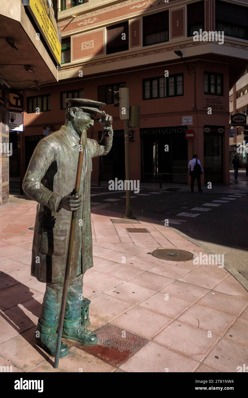 Tribut mit einer lebensgroßen Skulptur der Arbeit des Nachtwächters auf einer Straße in der Stadt Castellon, autonomer Gemeinschaft von Valencia, Spanien, Europa. Stockfoto