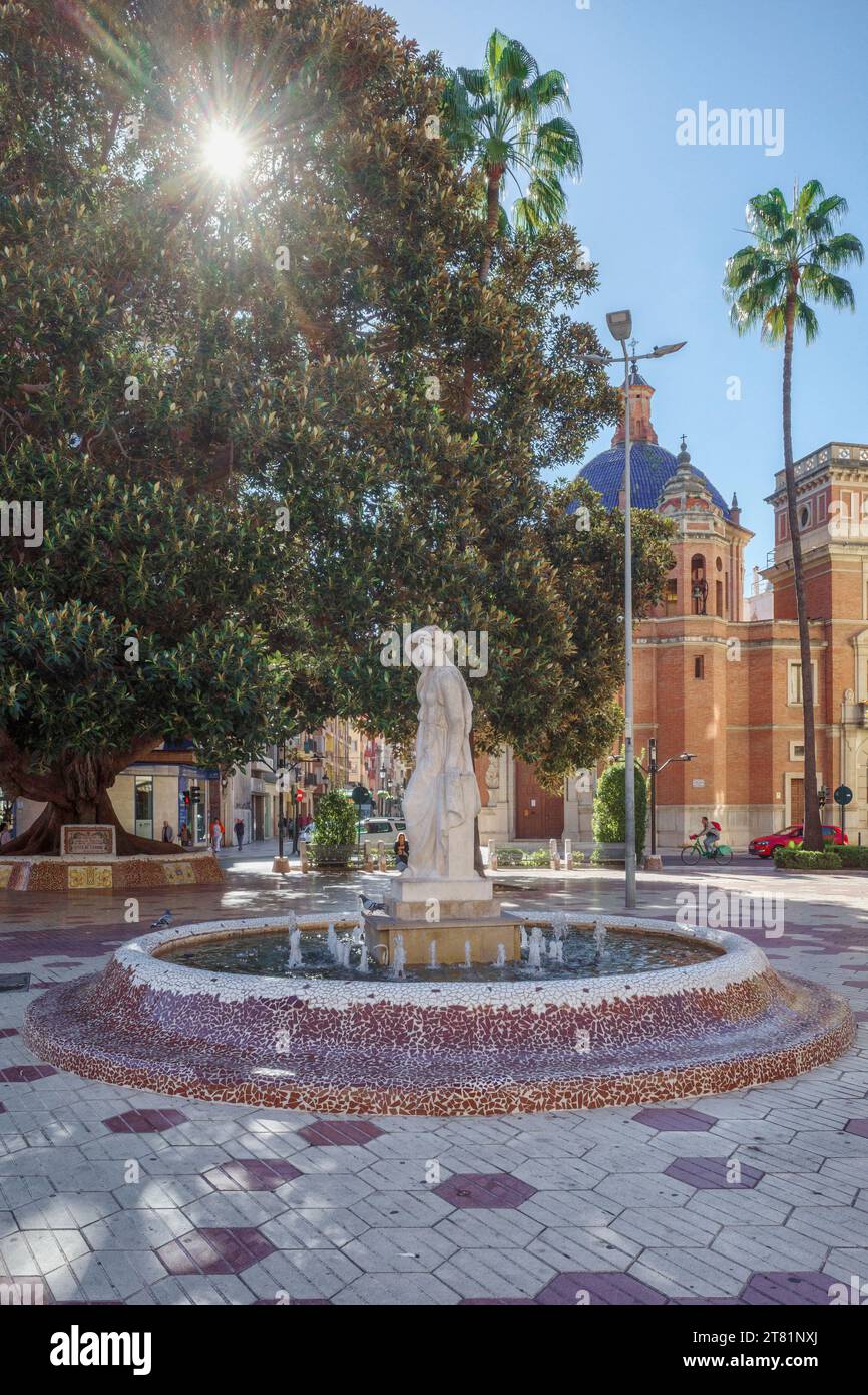 Skulptur La Paz, hundertjähriges Ficusbaum und die Bruderschaft Kirche der Purísima Sangre auf dem Platz María Agustina in der Stadt Castello, Spanien. Stockfoto