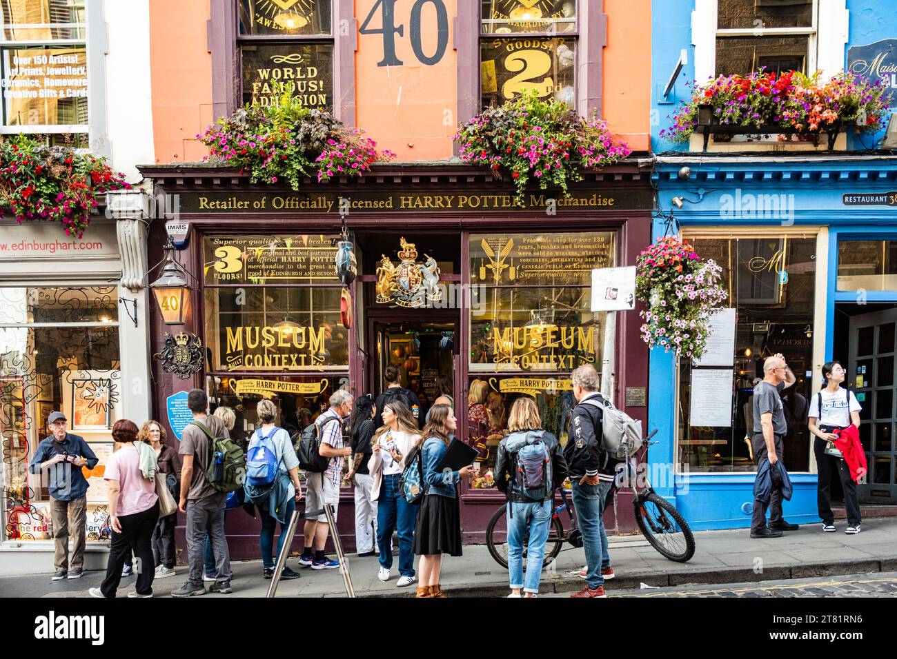 EDINBURGH, SCHOTTLAND - 6. September 2023: Da Edinburgh zum Weltkulturerbe gehört, ist der Tourismus eine wichtige Branche, und die Edinburgh Festivals und Kreuzfahrtschiffe sind ebenfalls zu sehen Stockfoto