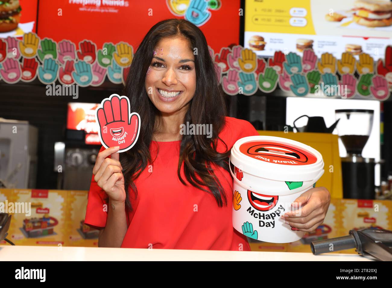 18. November 2023: SARAH ROBERTS, Botschafterin des McHappy Day, nimmt am 18. November 2023 in Sydney, NSW Australien, an den Feierlichkeiten zum McHappy Day 2023 im McDonald's Waterloo Teil (Foto: © Christopher Khoury/Australian Press Agency via ZUMA Wire). Nicht für kommerzielle ZWECKE! Stockfoto