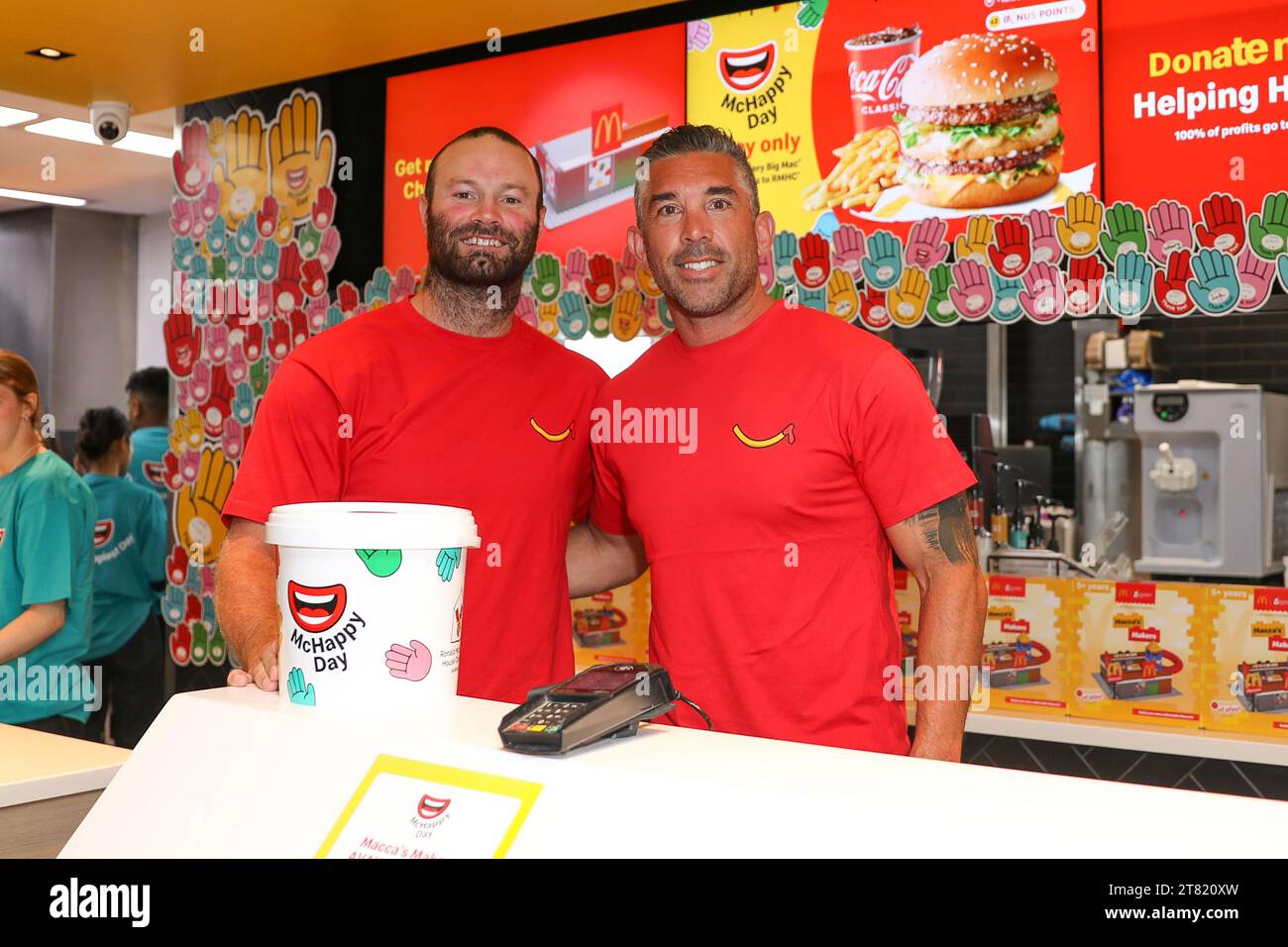 18. November 2023: Die Botschafter des McHappy Day, BOYD CORDNER und BRAITH ANASTA, nehmen am 18. November 2023 im McDonald's Waterloo am McHappy Day 2023 in Sydney, NSW Australien Teil (Foto: © Christopher Khoury/Australian Press Agency via ZUMA Wire). Nicht für kommerzielle ZWECKE! Stockfoto