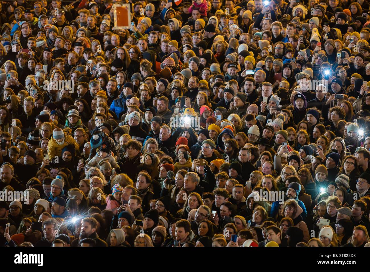 Prag, Tschechische Republik. November 2023. In der Prager Narodni-Straße versammeln sich Menschen, um den 34. Jahrestag der Samtenen Revolution von 1989 zu feiern. Die Tschechische Republik feierte den 34. Jahrestag der Samtenen Revolution anlässlich der Ereignisse vom 17. November 1989, als nach der Unterdrückung einer Studentendemonstration in der Narodni-Straße das kommunistische Regime bald zusammenbrach. Der Dramatiker und Menschenrechtsaktivist Vaclav Havel wurde kurz nach dem Sturz des kommunistischen Regimes Präsident. Quelle: SOPA Images Limited/Alamy Live News Stockfoto