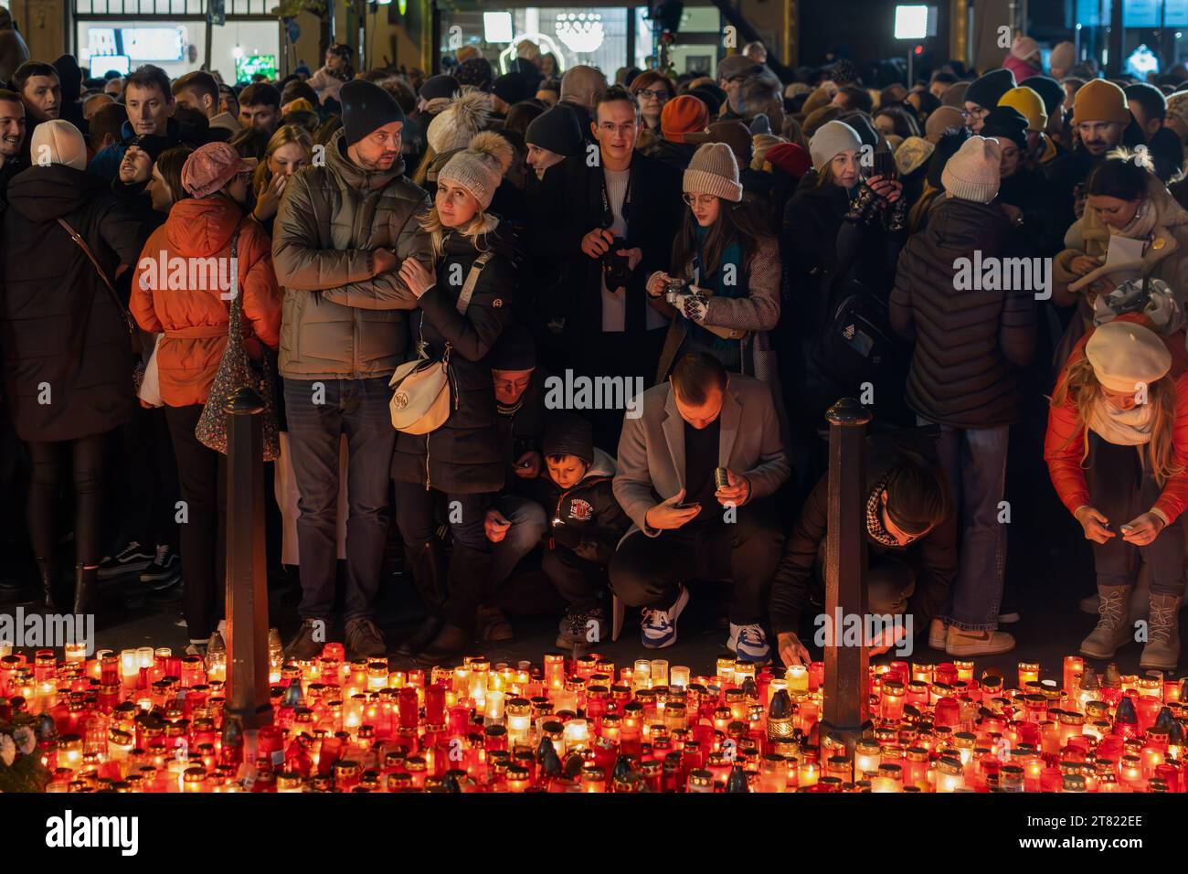 Die Menschen zünden Kerzen an der Gedenkstätte der Samtenen Revolution zum 34. Jahrestag der Samtenen Revolution 1989 in der Prager Narodni-Straße an. Die Tschechische Republik feierte den 34. Jahrestag der Samtenen Revolution anlässlich der Ereignisse vom 17. November 1989, als nach der Unterdrückung einer Studentendemonstration in der Narodni-Straße das kommunistische Regime bald zusammenbrach. Der Dramatiker und Menschenrechtsaktivist Vaclav Havel wurde kurz nach dem Sturz des kommunistischen Regimes Präsident. (Foto: Tomas Tkacik/SOPA Images/SIPA USA) Stockfoto