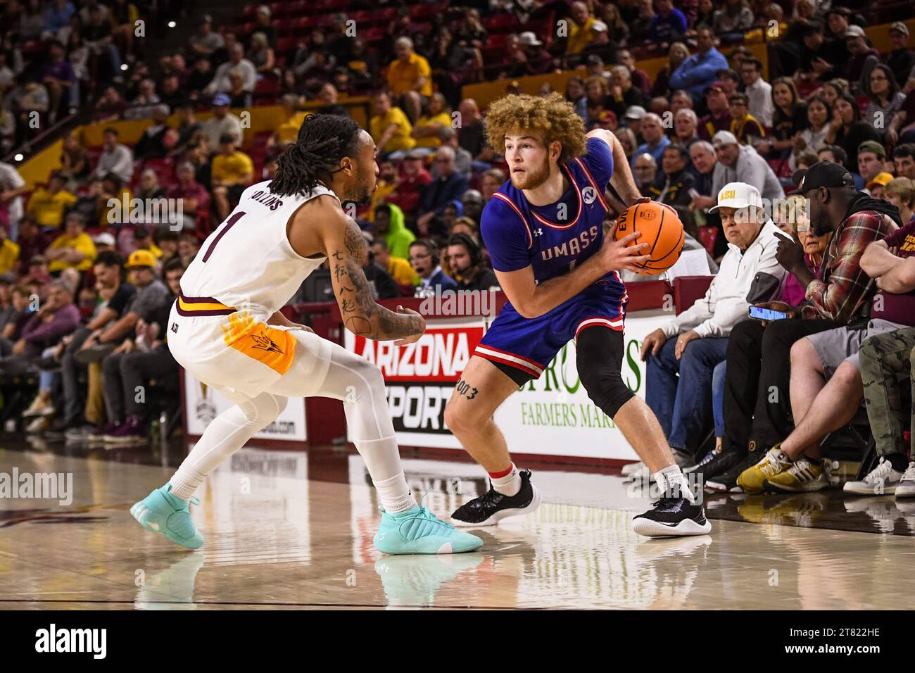 UMass Lowell River Hawks Wächter Brayden O'Connor (1) fährt in der ersten Hälfte des NCAA-Basketballspiels gegen Arizona State in Tempe zum Korb. Stockfoto