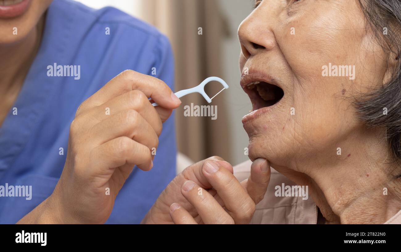 Zahn- und Mundgesundheit, Pflegekraft kümmern sich um asiatische ältere Frau, während Zähne putzen. Stockfoto