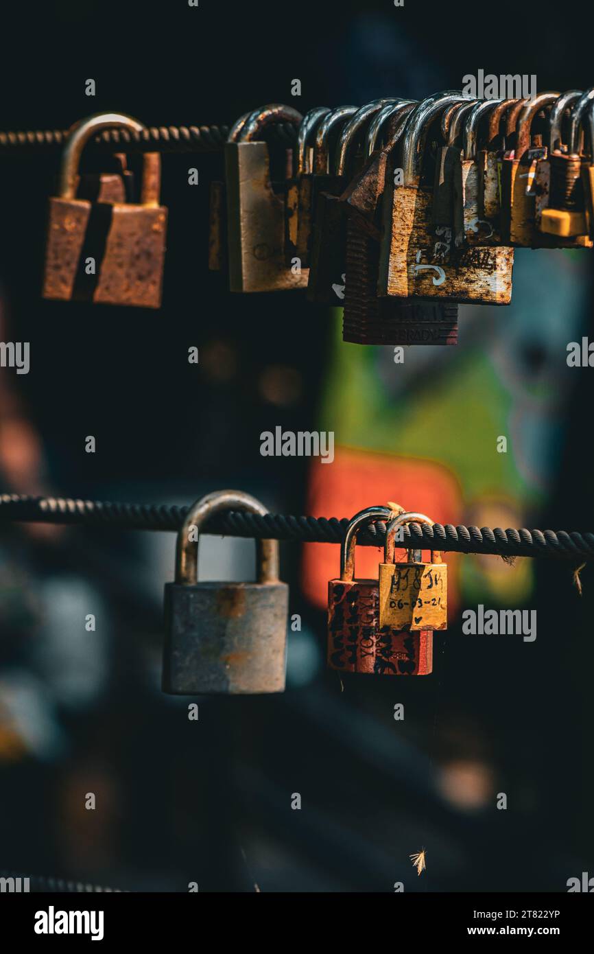 Love Locks, in einem Park, einem öffentlichen Zoo, am Fluss in Orizaba, Mexiko, 2022 Stockfoto