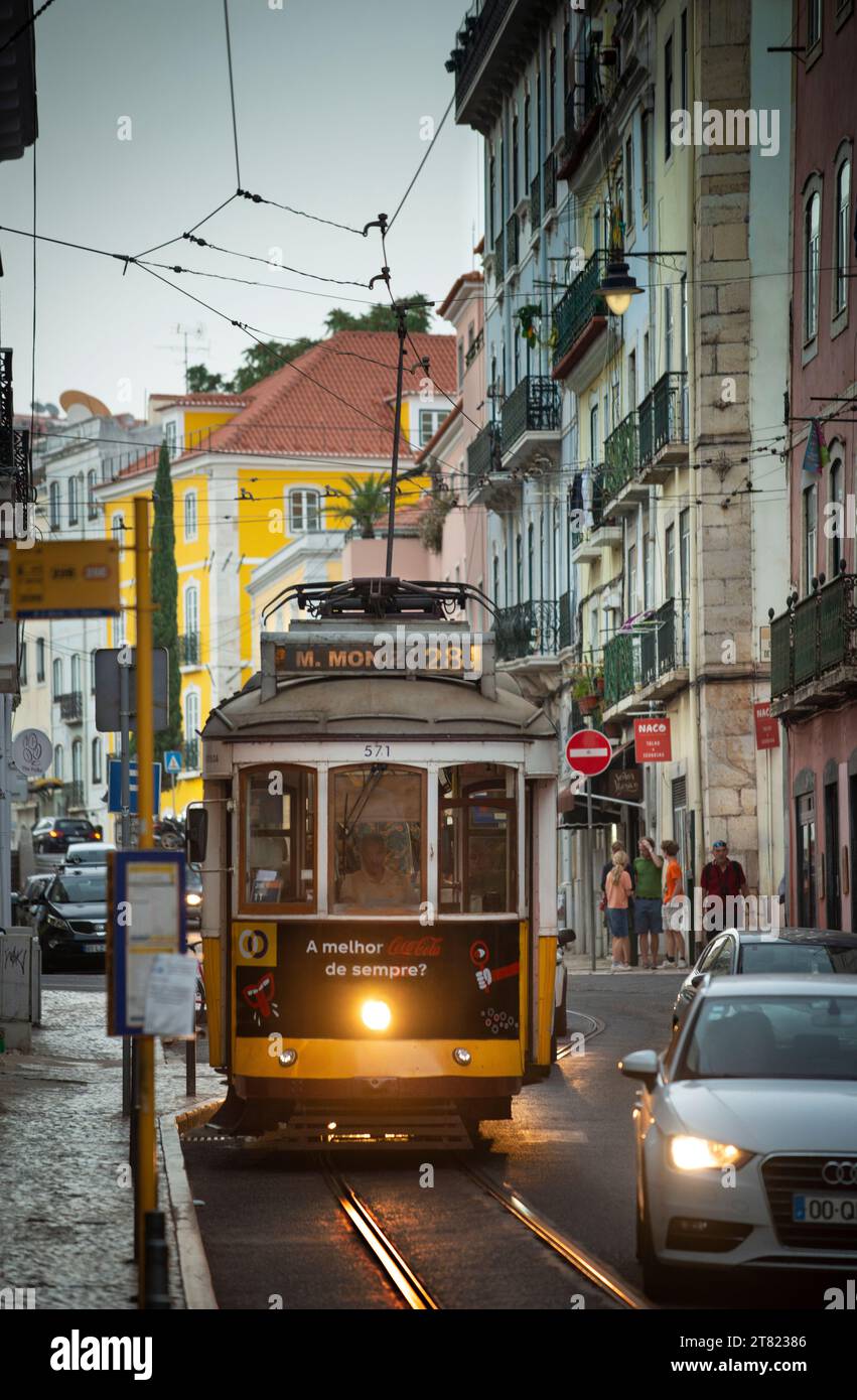 Straßenbahn M. Moniz 28E, Stadtteil São Bento, Lissabon, Portugal. Kleine elektrische Straßenbahn, Straßenbahn auf der R. de São Bento an einem Dienstagabend. Stockfoto