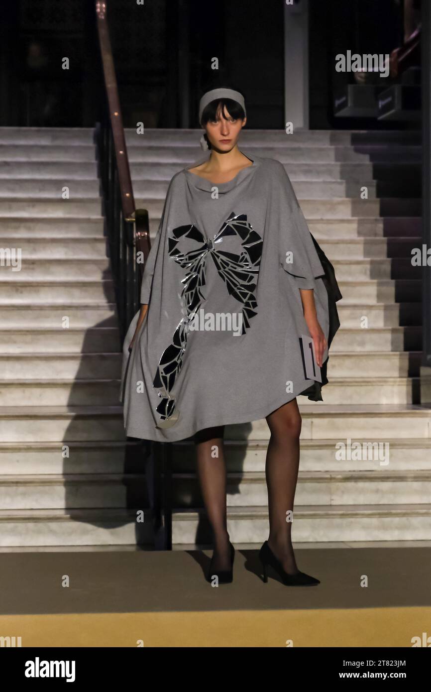 London, Großbritannien. November 2023. Im zweiten Jahr zeigen Modedesignstudenten aus Central St. Martins, inspiriert von den Entwürfen von Gabrielle Chanel, 22 Outfits auf einer Catwalk-Show in der Raphael Gallery des Victoria and Albert Museums. Quelle: Eleventh Photography/Alamy Live News Stockfoto