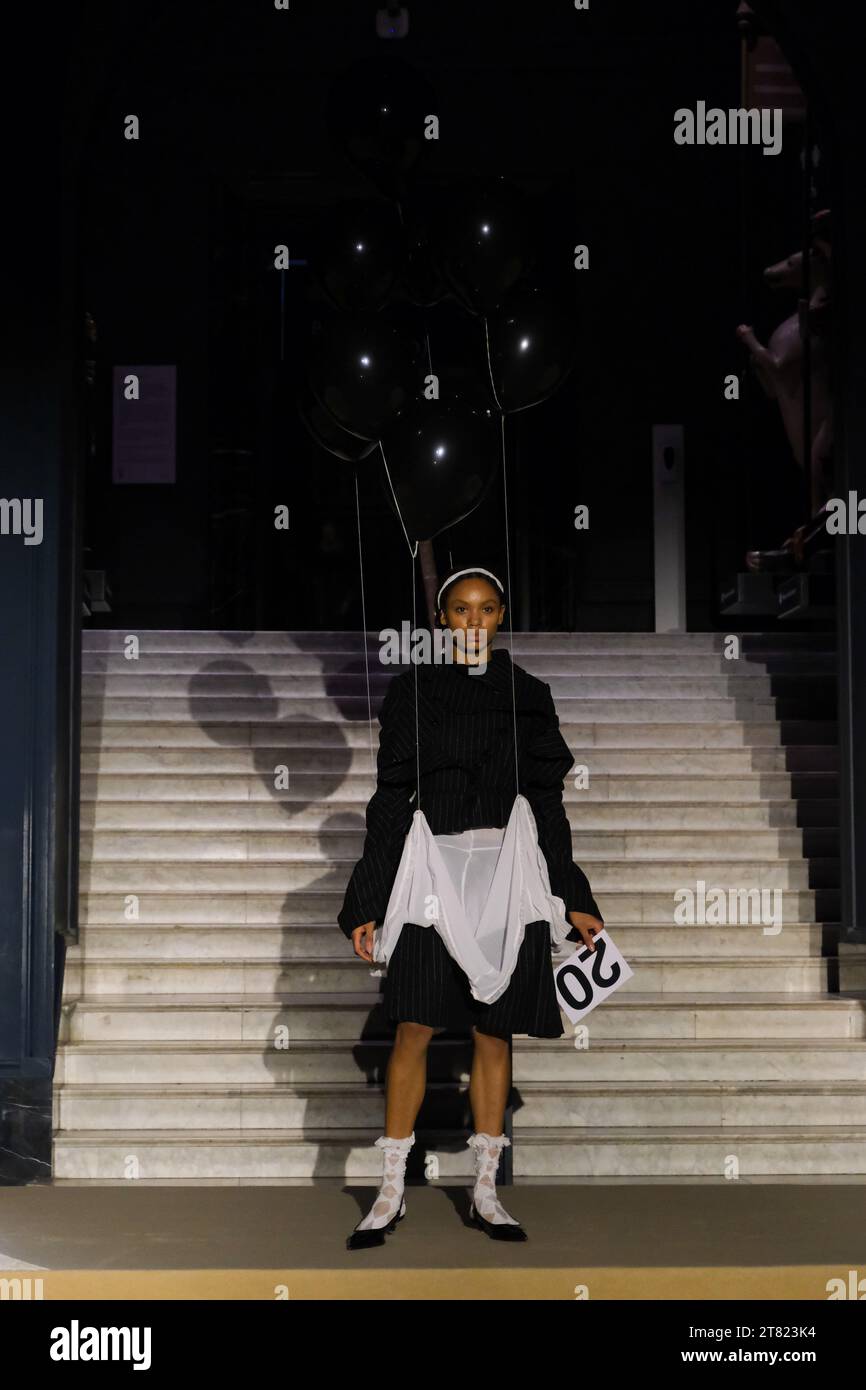 London, Großbritannien. November 2023. Im zweiten Jahr zeigen Modedesignstudenten aus Central St. Martins, inspiriert von den Entwürfen von Gabrielle Chanel, 22 Outfits auf einer Catwalk-Show in der Raphael Gallery des Victoria and Albert Museums. Quelle: Eleventh Photography/Alamy Live News Stockfoto